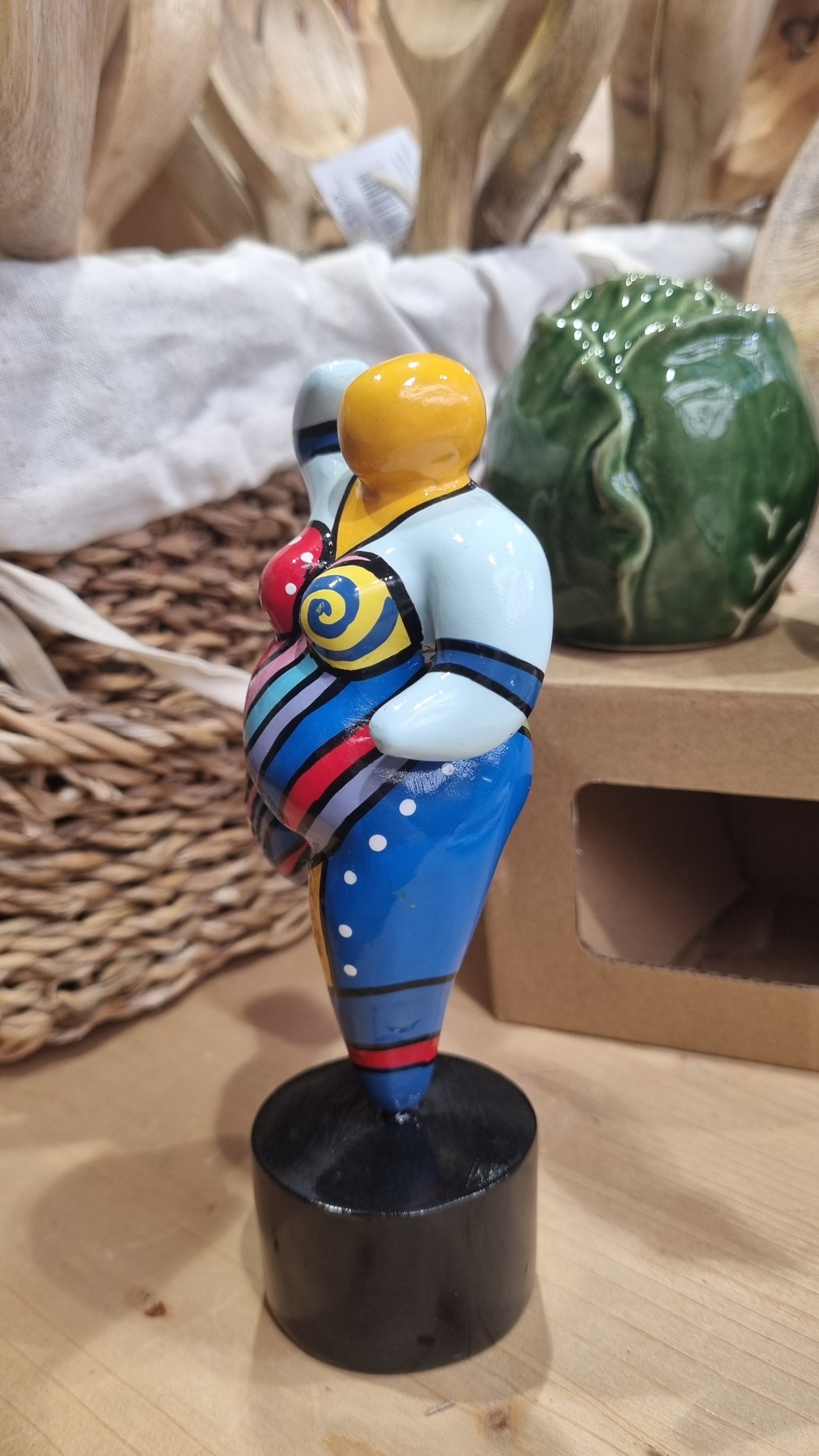 Statue de femme en résine multicolore. Hauteur 15 centimètres