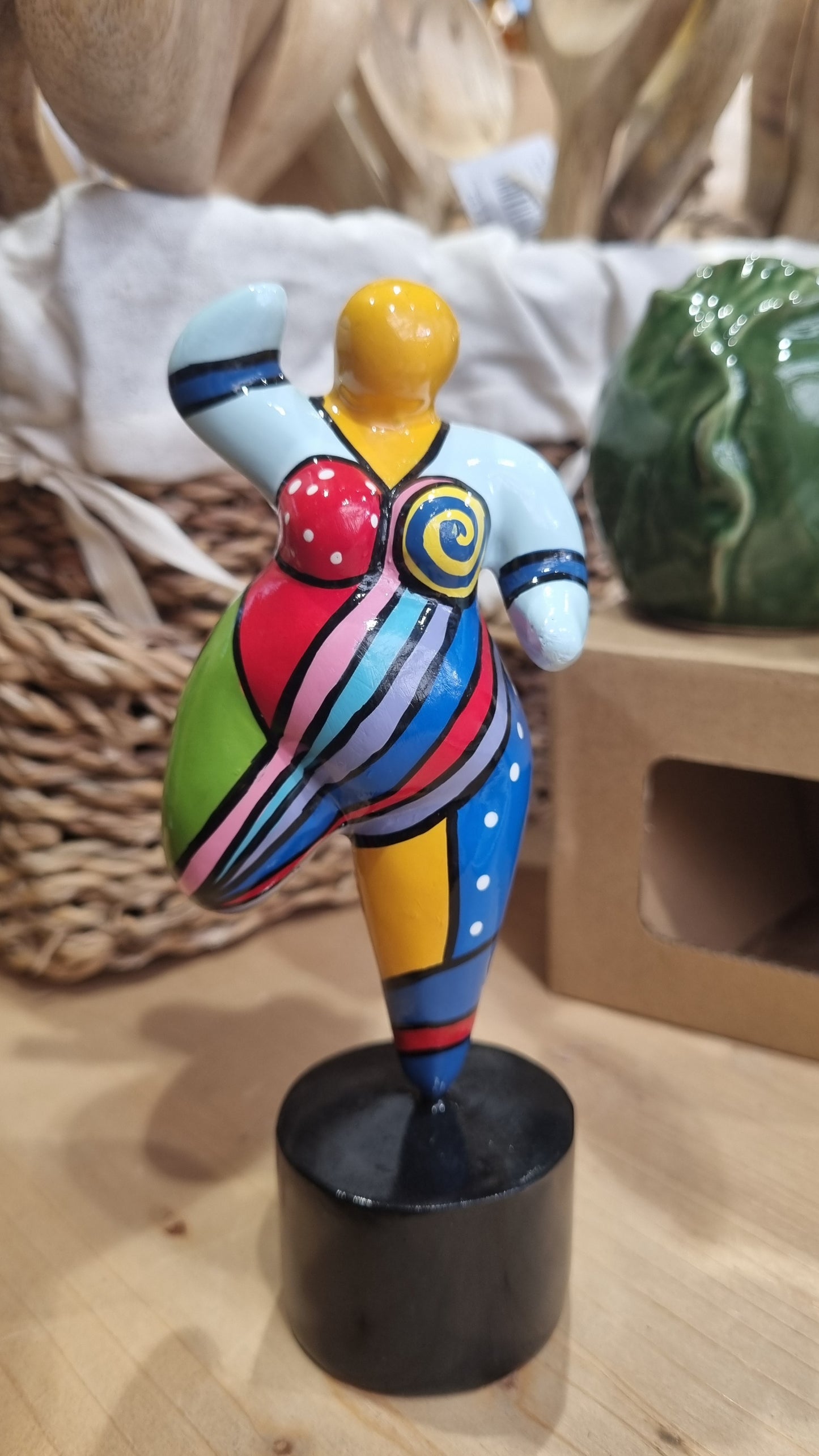 Statue de femme en résine multicolore. Hauteur 15 centimètres