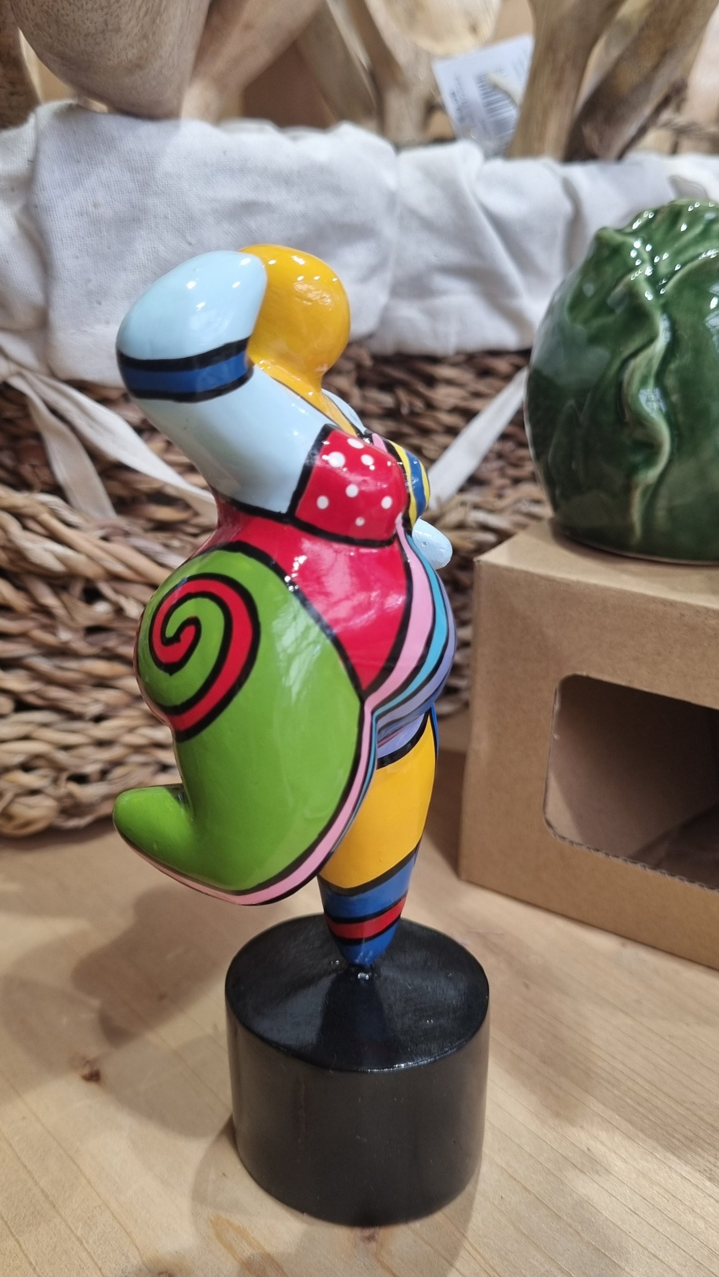 Statue de femme en résine multicolore. Hauteur 15 centimètres