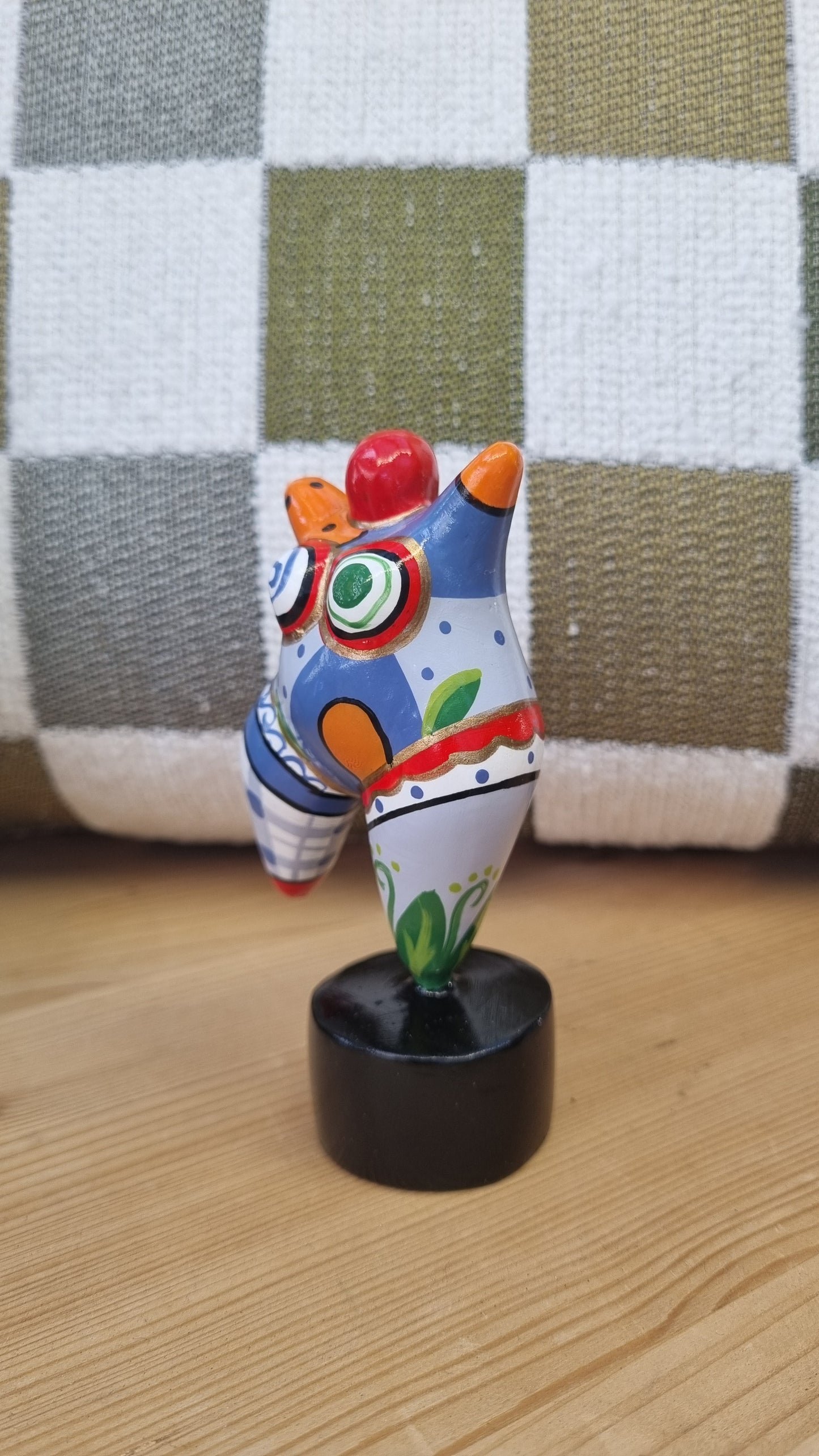 Statue femme danseuse ronde, en résine multicolore. Hauteur 12 centimètres