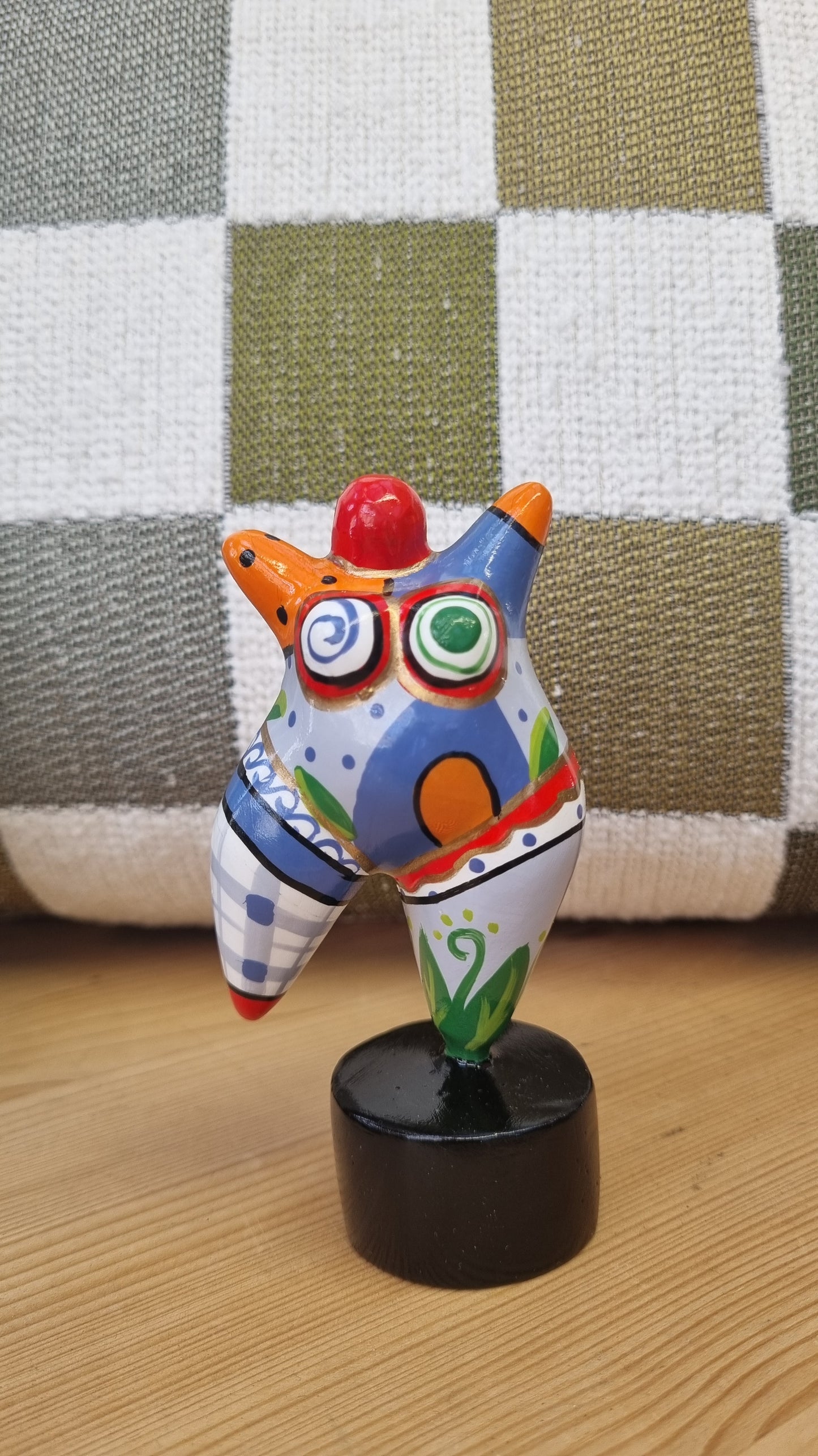 Statue femme danseuse ronde, en résine multicolore. Hauteur 12 centimètres