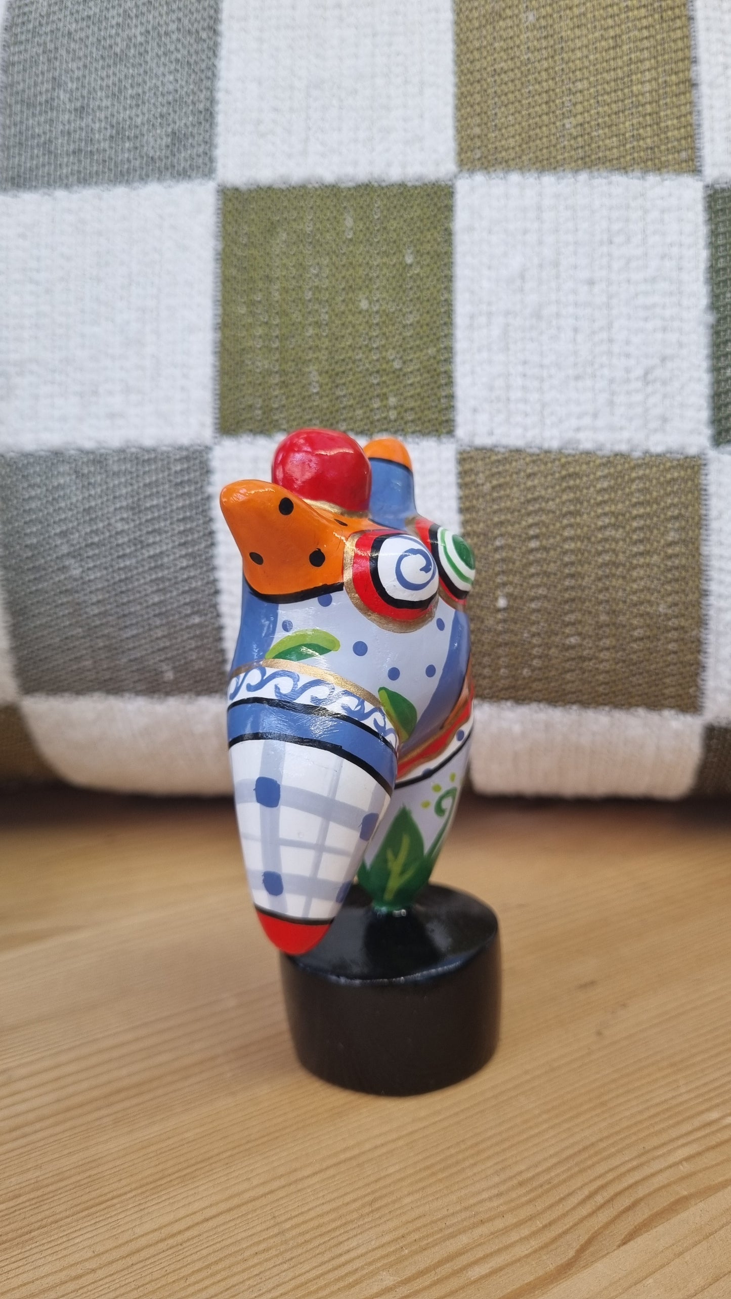 Statue femme danseuse ronde, en résine multicolore. Hauteur 12 centimètres