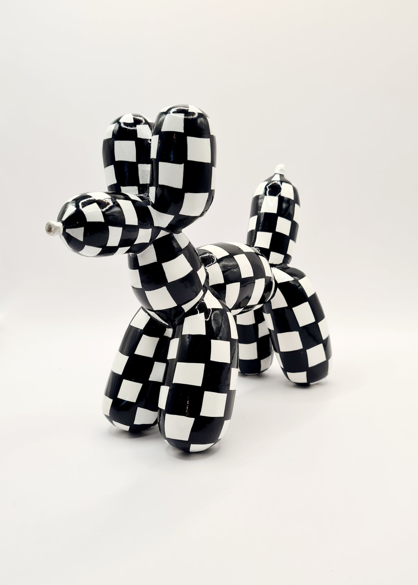 Balloon dog statue in resin, length 7 inches (18 centimeters)