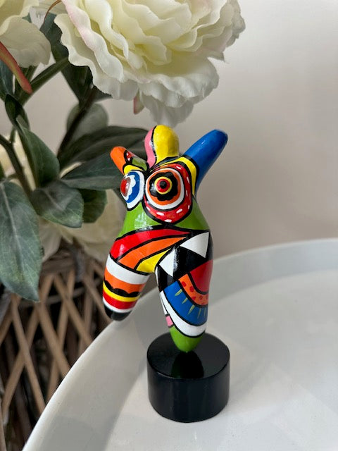Statue de femme ronde danseuse, style Nana, en résine multicolore. Hauteur 17 centimètres