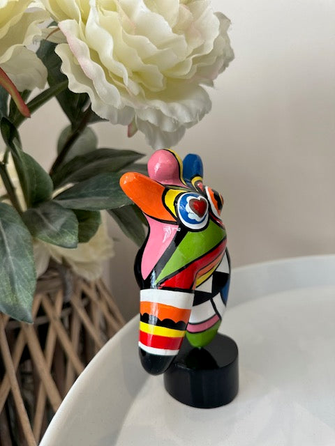 Statue de femme ronde danseuse, style Nana, en résine multicolore. Hauteur 17 centimètres