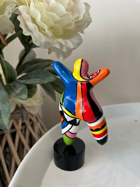 Statue de femme ronde danseuse, style Nana, en résine multicolore. Hauteur 17 centimètres