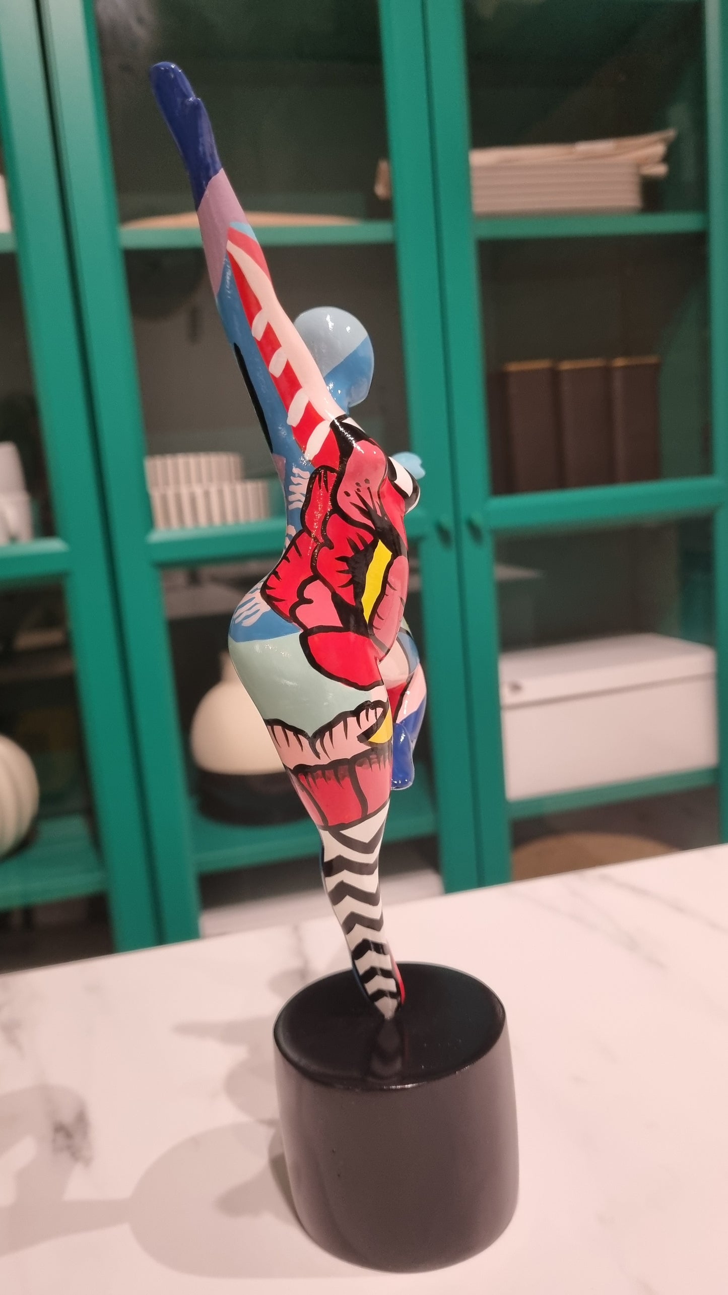 Statue de femme danseuse ronde, dans le style des "Nanas" en résine multicolore. Hauteur 29 centimètres