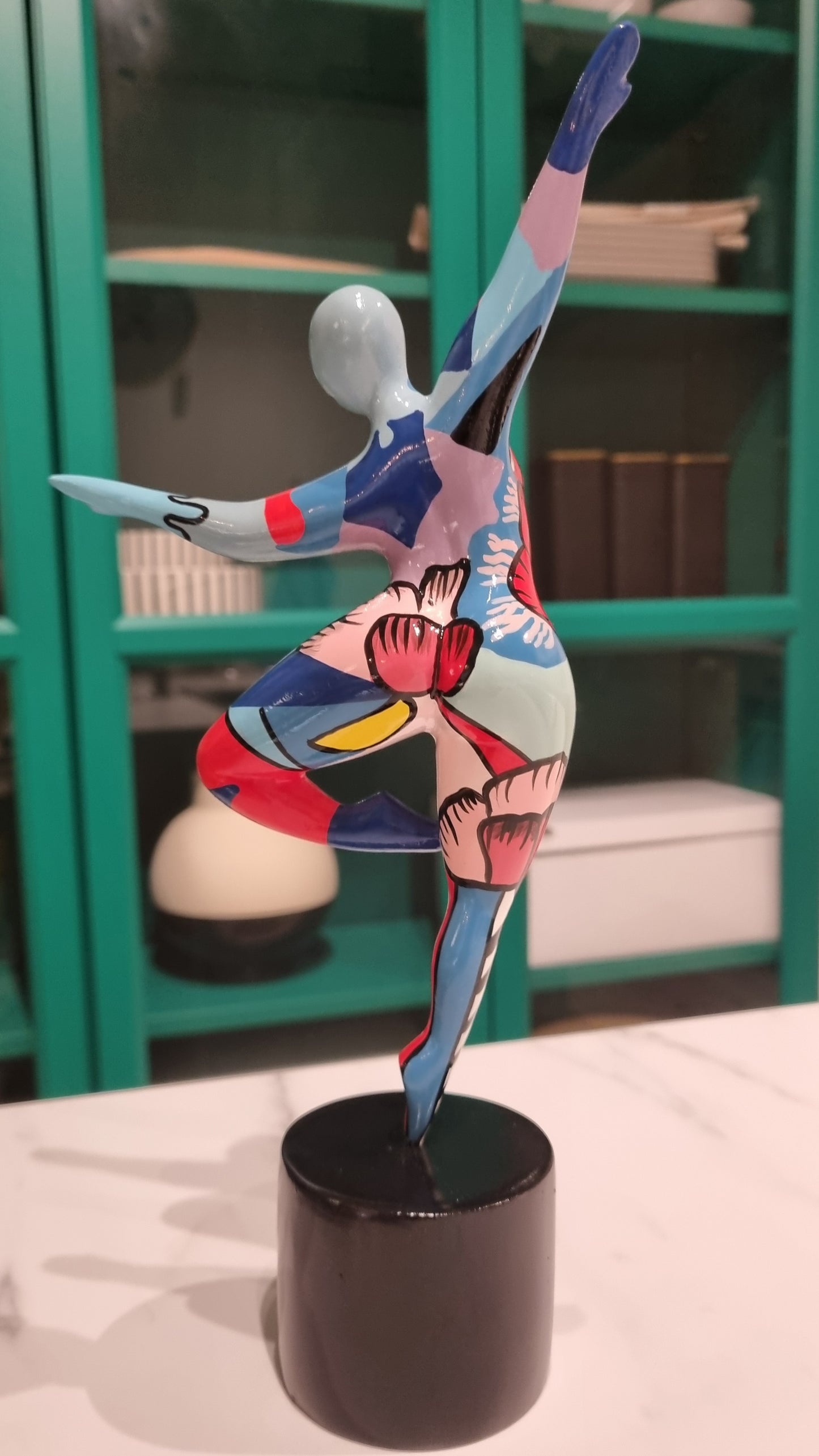 Statue de femme danseuse ronde, dans le style des "Nanas" en résine multicolore. Hauteur 29 centimètres