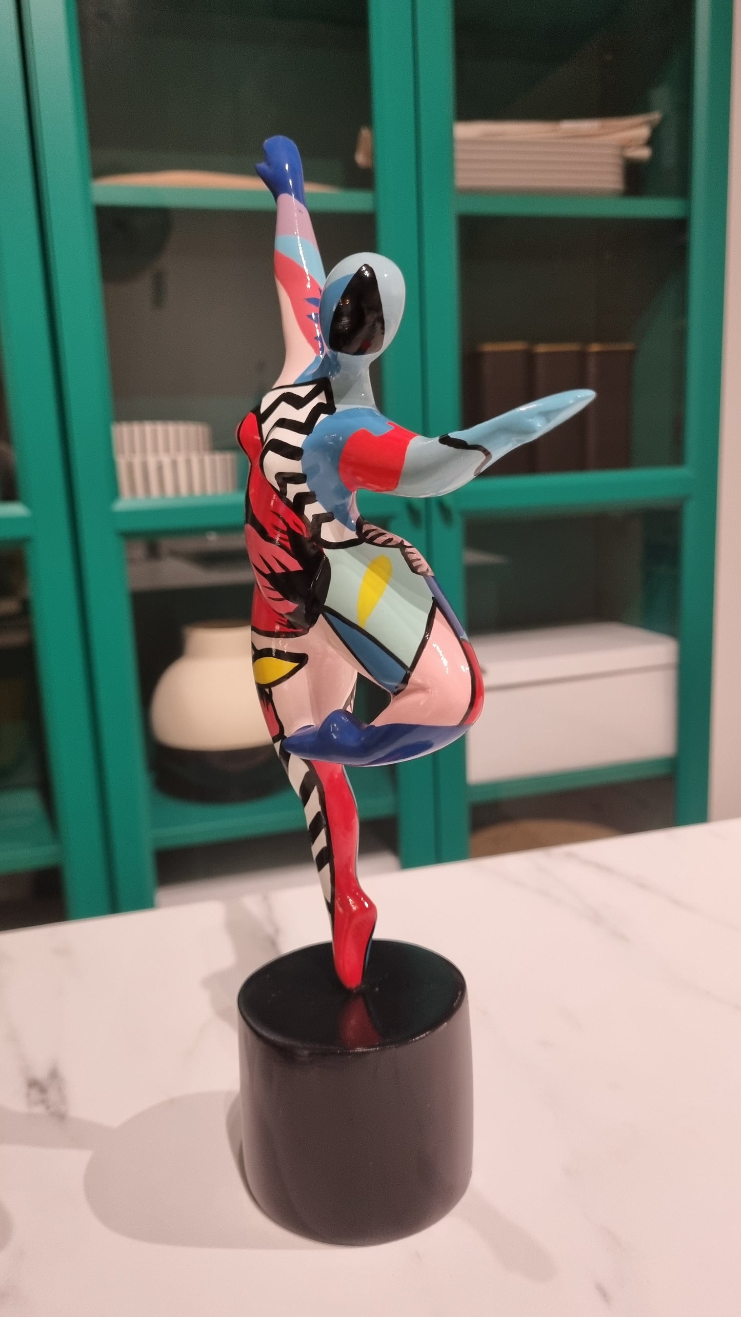 Statue de femme danseuse ronde, dans le style des "Nanas" en résine multicolore. Hauteur 29 centimètres