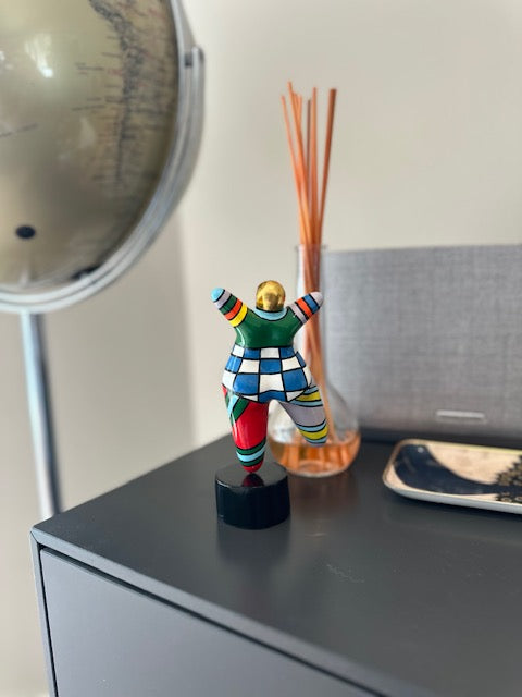 Statue de femme danseuse ronde, style contemporain, résine multicolore. Hauteur 17 centimètres