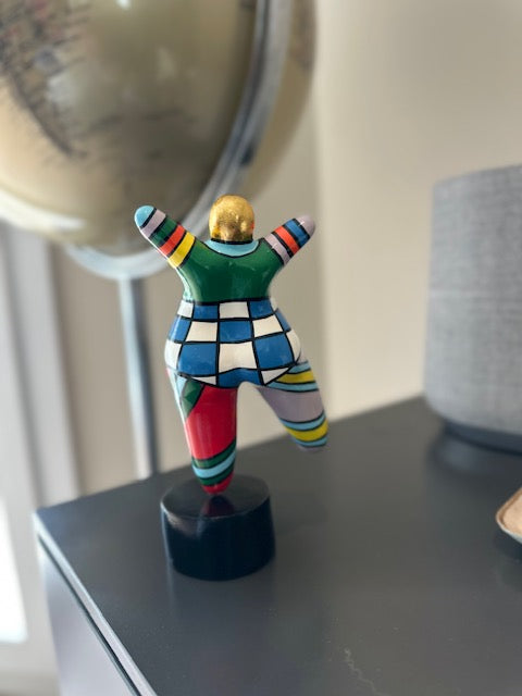Statue de femme danseuse ronde, style contemporain, résine multicolore. Hauteur 17 centimètres