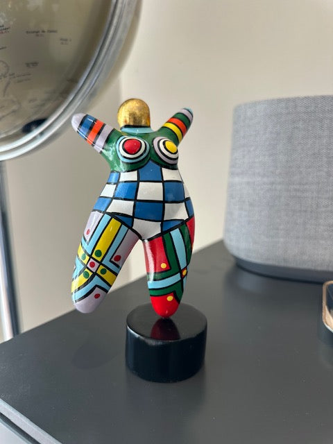 Statue de femme danseuse ronde, style contemporain, résine multicolore. Hauteur 17 centimètres