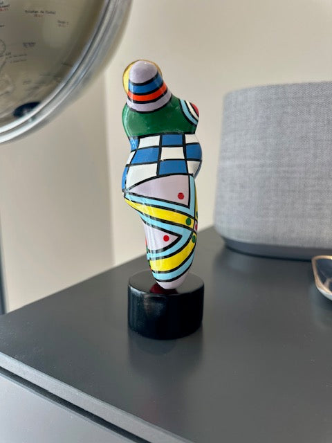 Statue de femme danseuse ronde, style contemporain, résine multicolore. Hauteur 17 centimètres