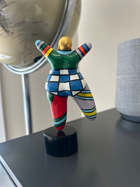 Statue de femme danseuse ronde, style contemporain, résine multicolore. Hauteur 17 centimètres