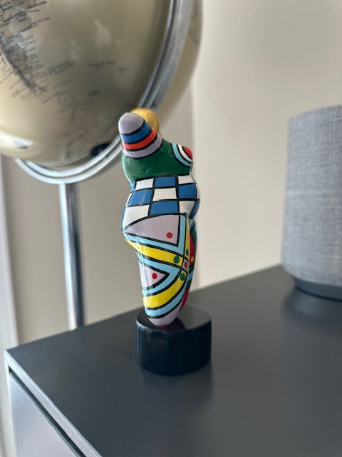 Statue de femme danseuse ronde, style contemporain, résine multicolore. Hauteur 17 centimètres