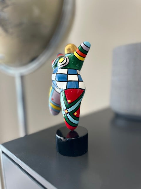 Statue de femme danseuse ronde, style contemporain, résine multicolore. Hauteur 17 centimètres
