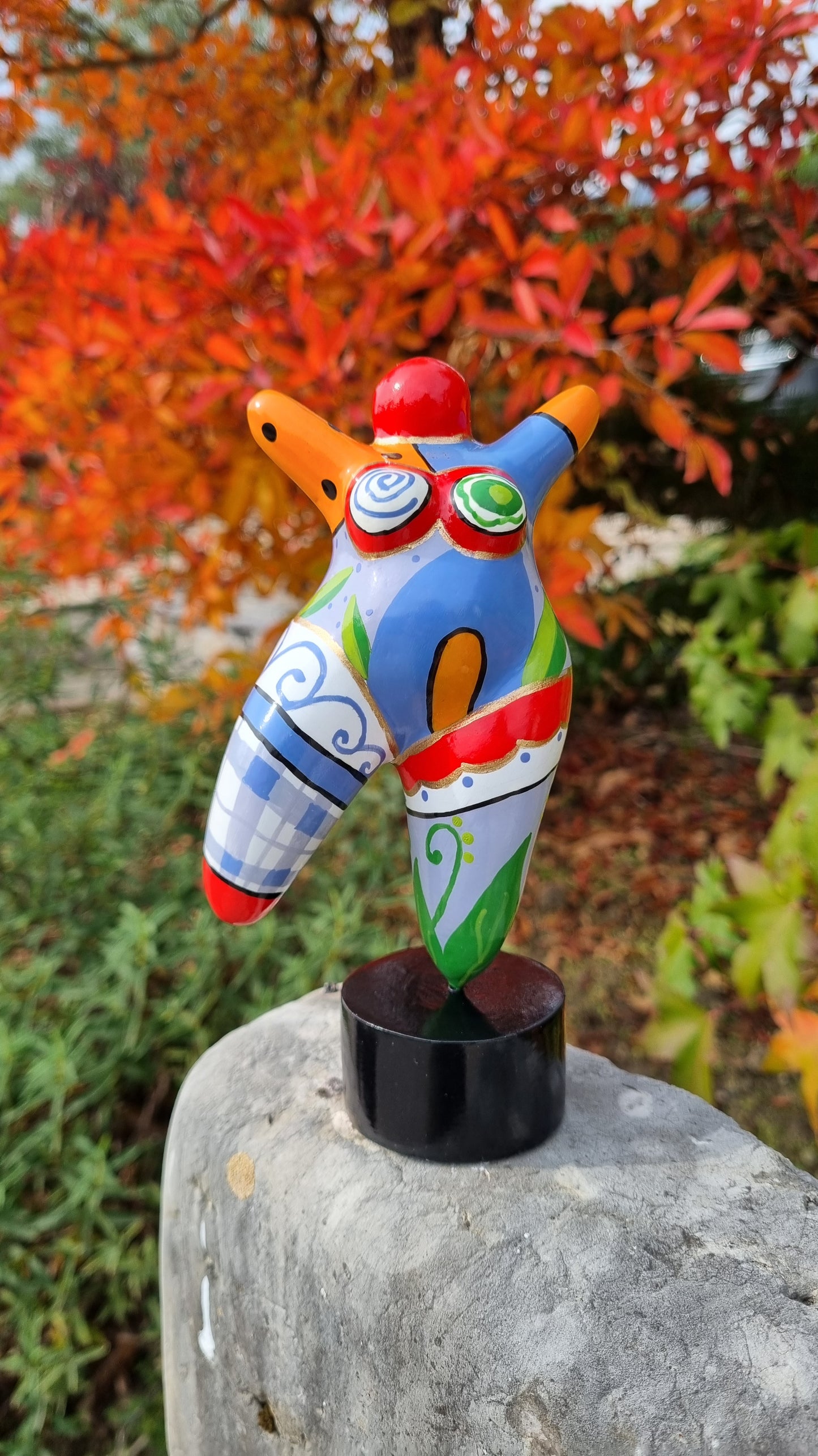 Sculpture of a round & curvy woman, resin colorful. Height 17 centimeters