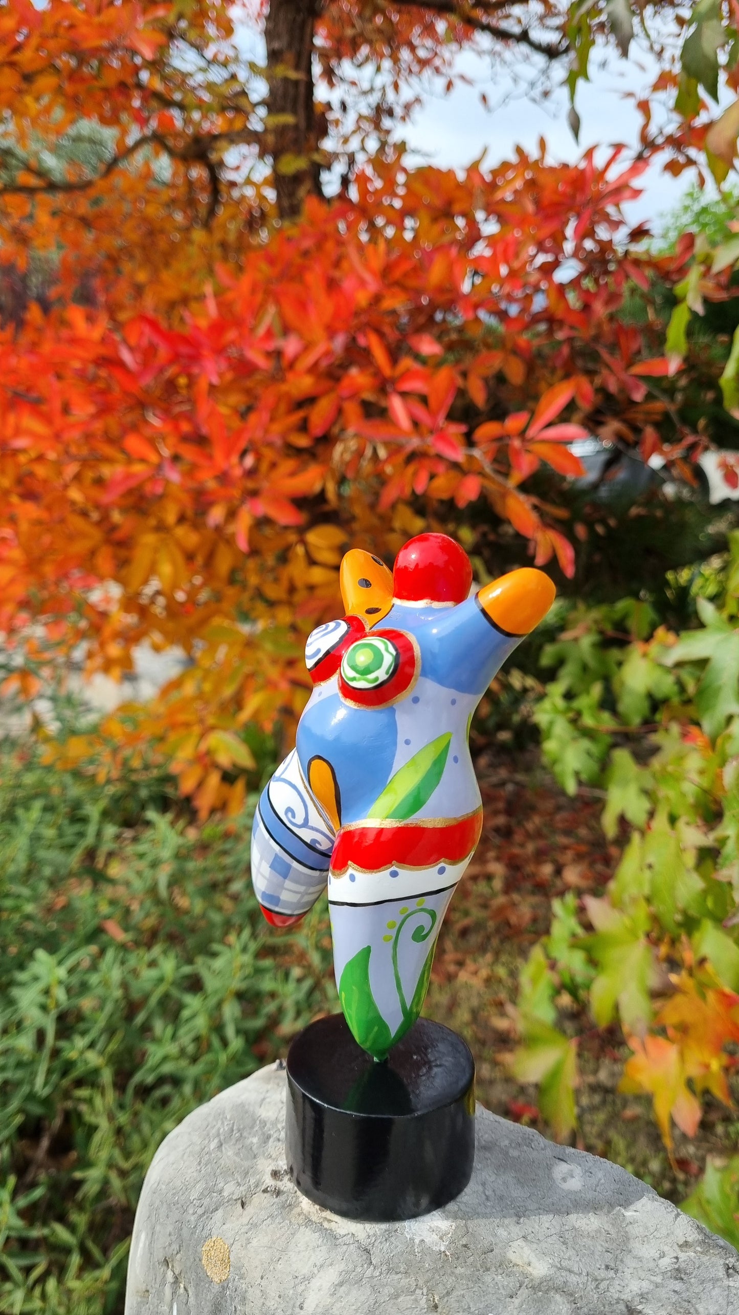 Sculpture of a round & curvy woman, resin colorful. Height 17 centimeters