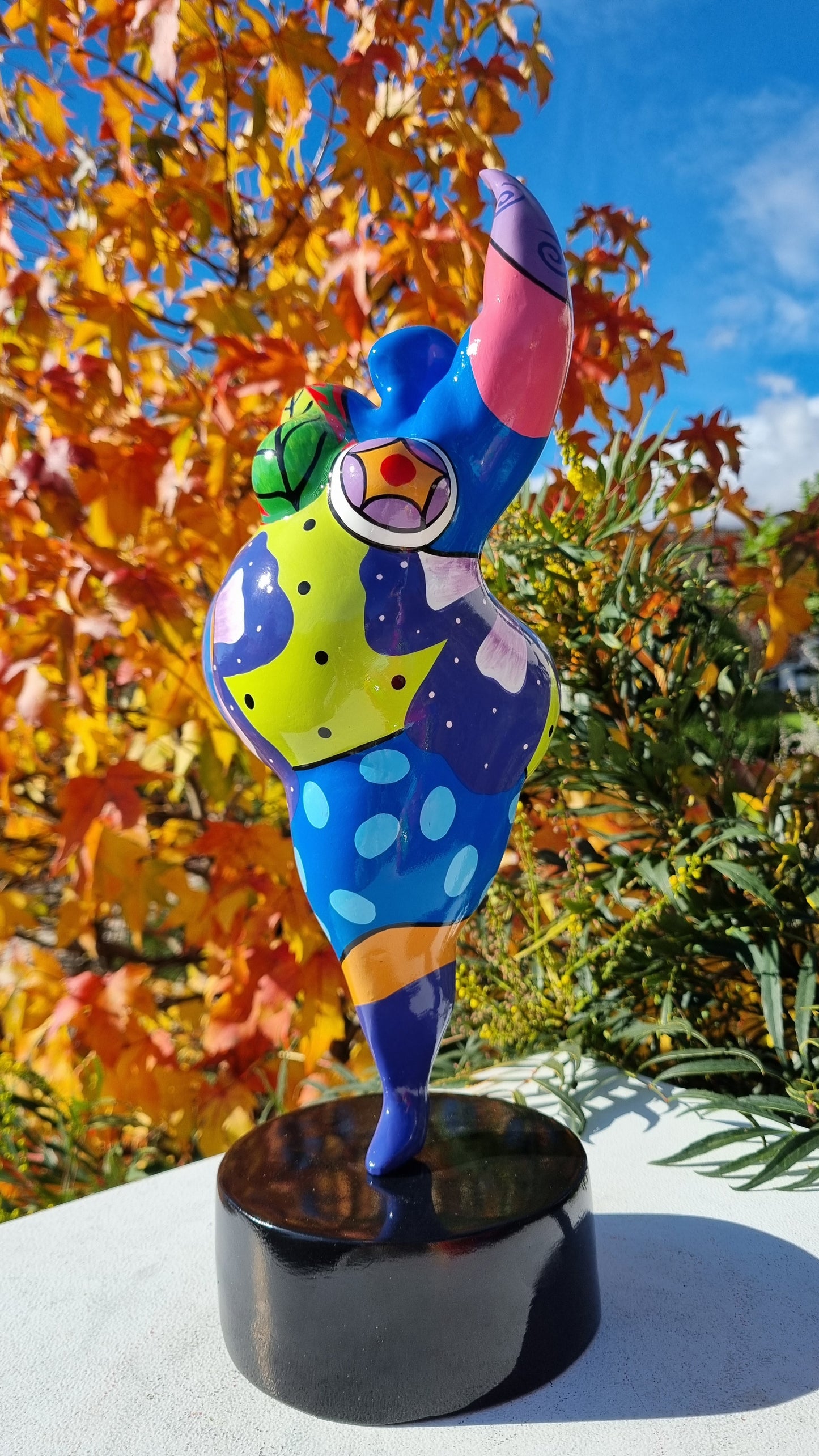 Sculpture of a round & curvy woman, resin colorful. Height 28 centimeters