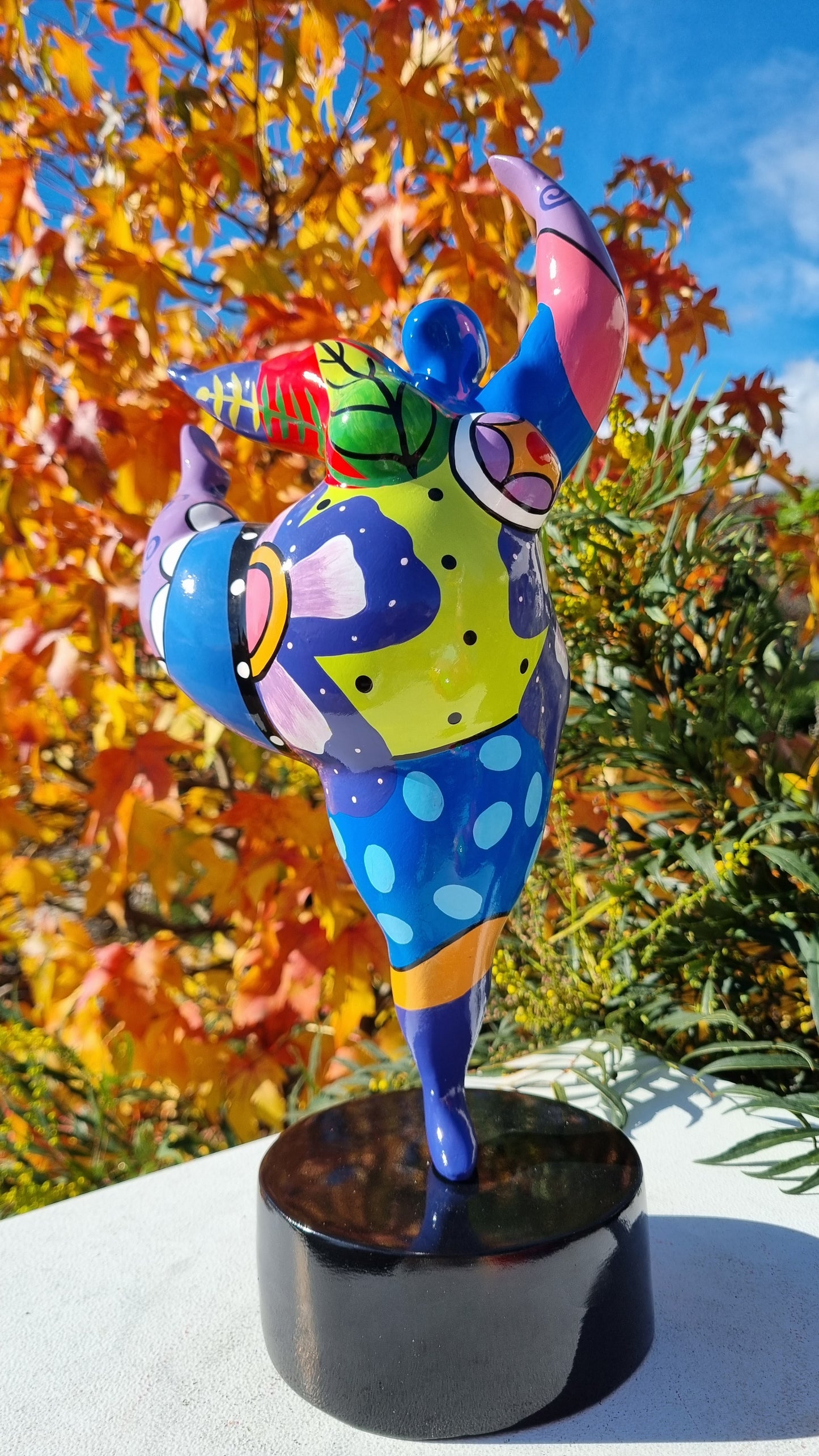 Sculpture of a round & curvy woman, resin colorful. Height 28 centimeters