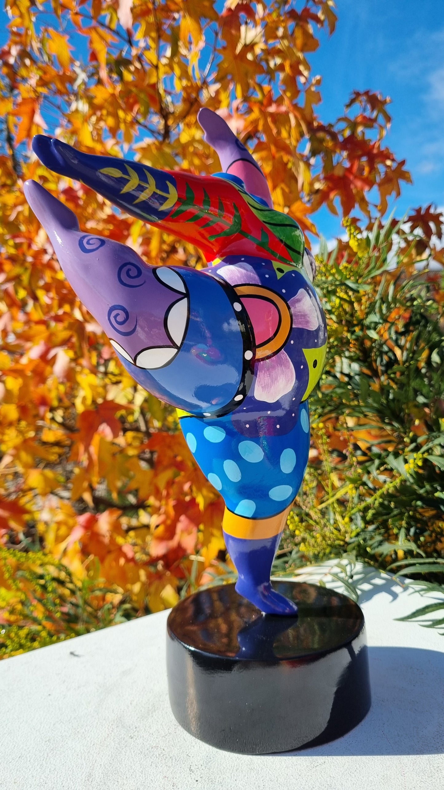 Sculpture of a round & curvy woman, resin colorful. Height 28 centimeters