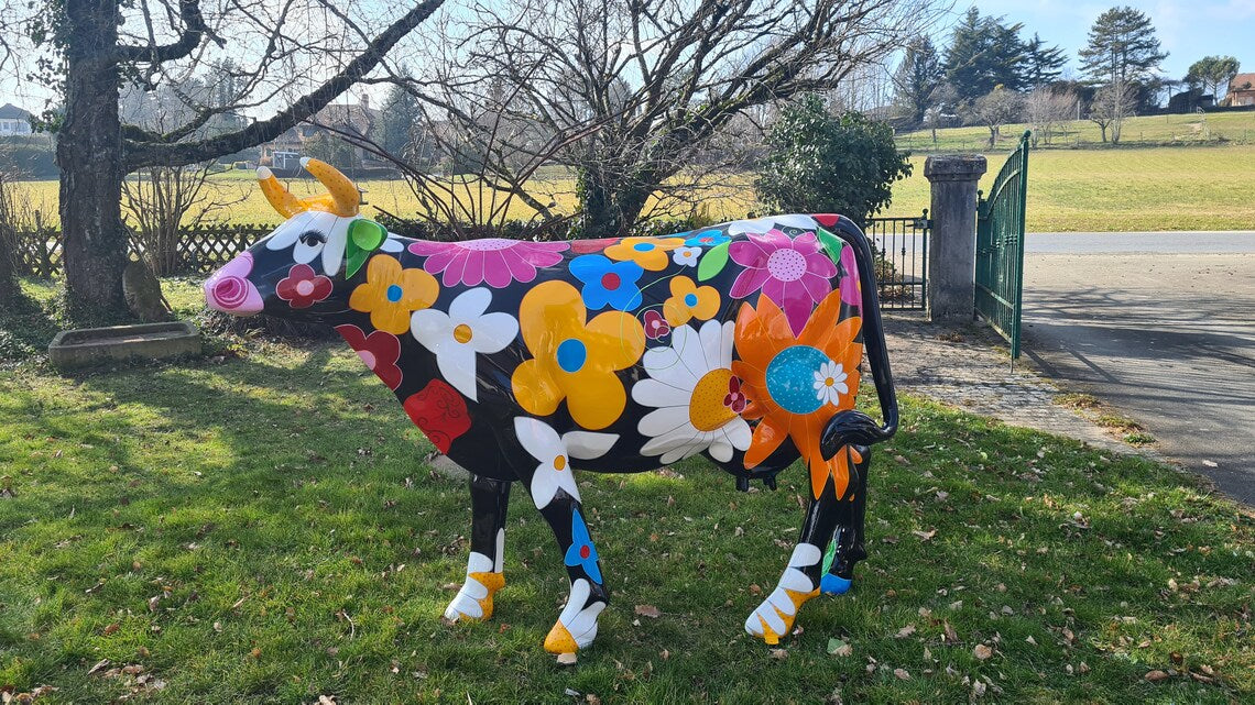 Grande statue de vache "Flowers" en résine multicolore. Hauteur 155 cm / longueur 235 cm