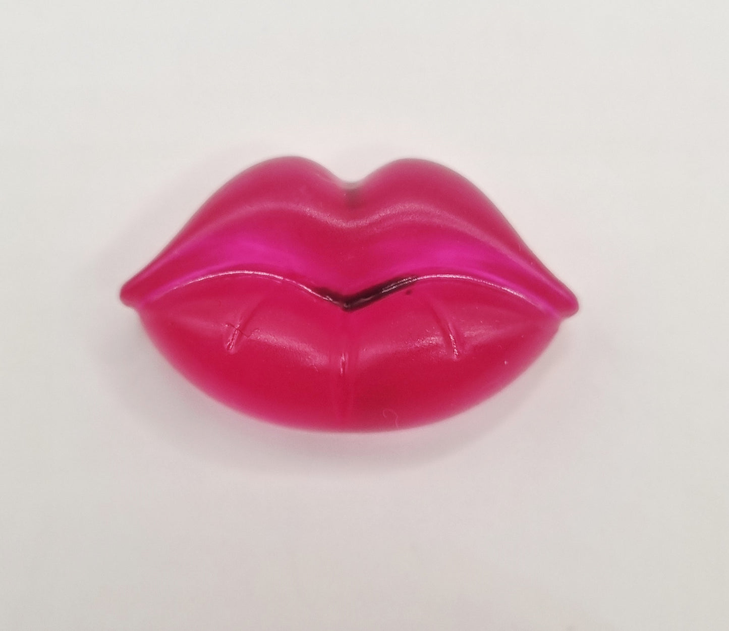 Petit magnet bouche en résine, rose fuchsia, longueur 3,5 cm