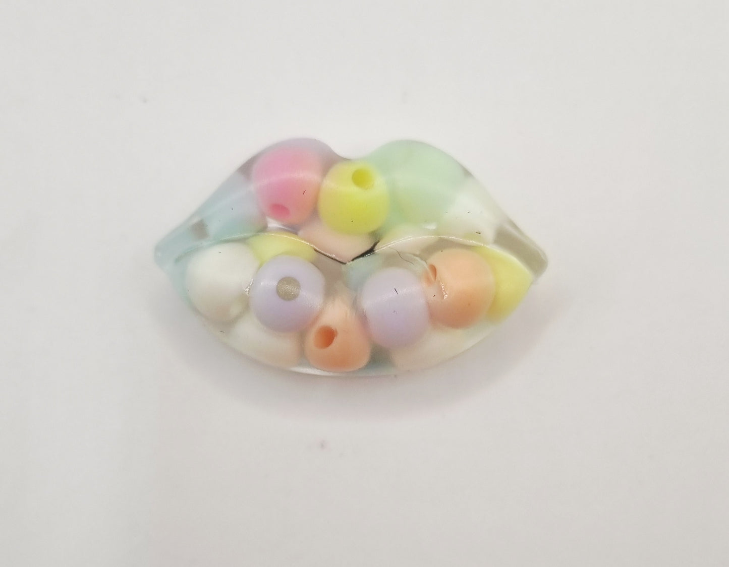 Petit magnet bouche en résine, transparent avec perles pastels, longueur 3,5 cm