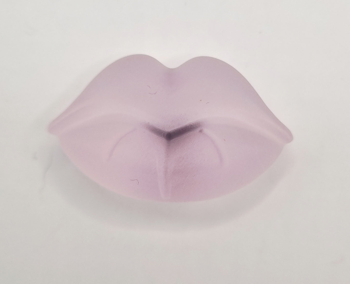 Petit magnet bouche en résine, rose clair, longueur 3,5 cm