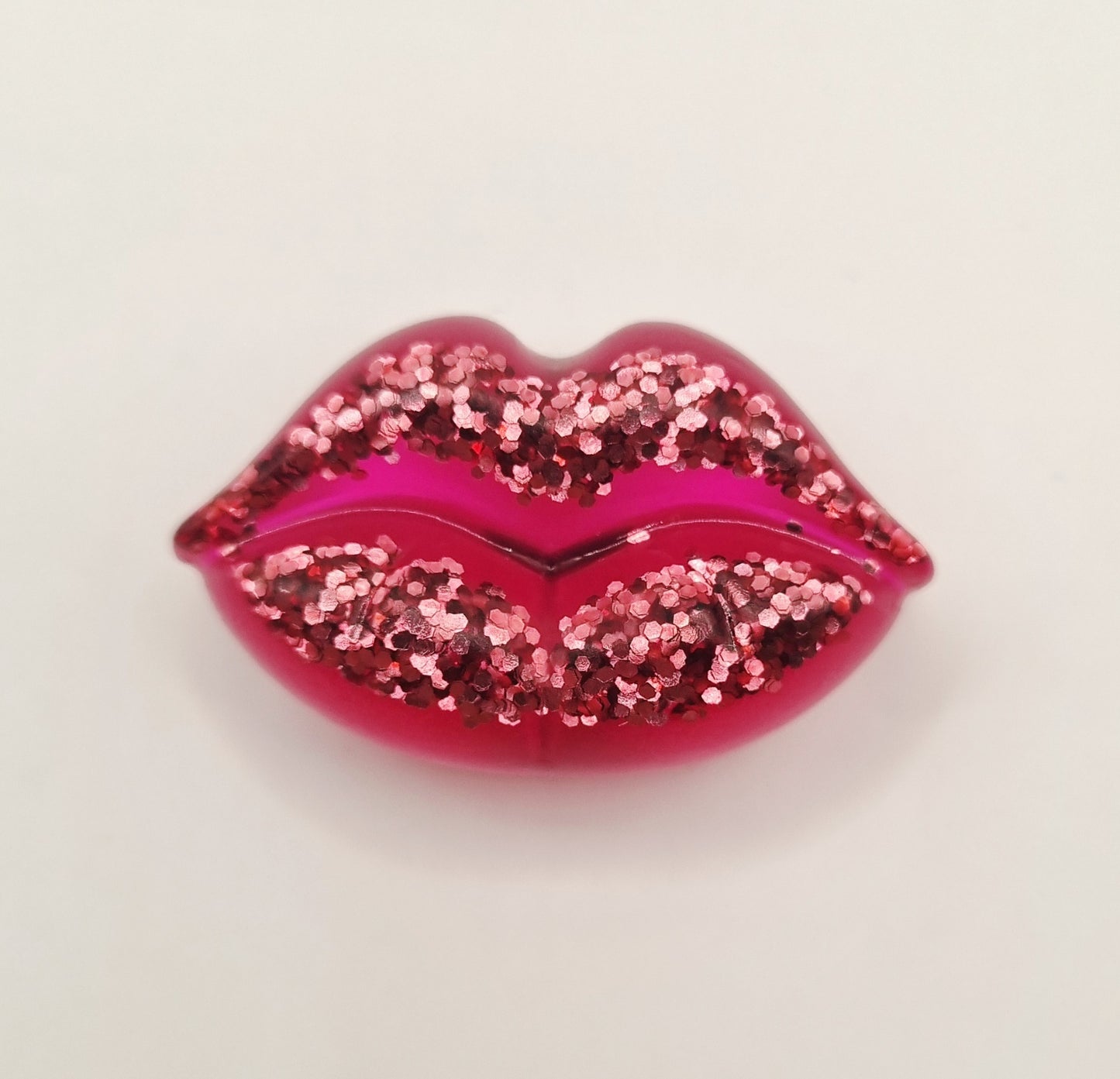 Petit magnet bouche en résine, rose fuchsia avec paillettes, longueur 3,5 cm