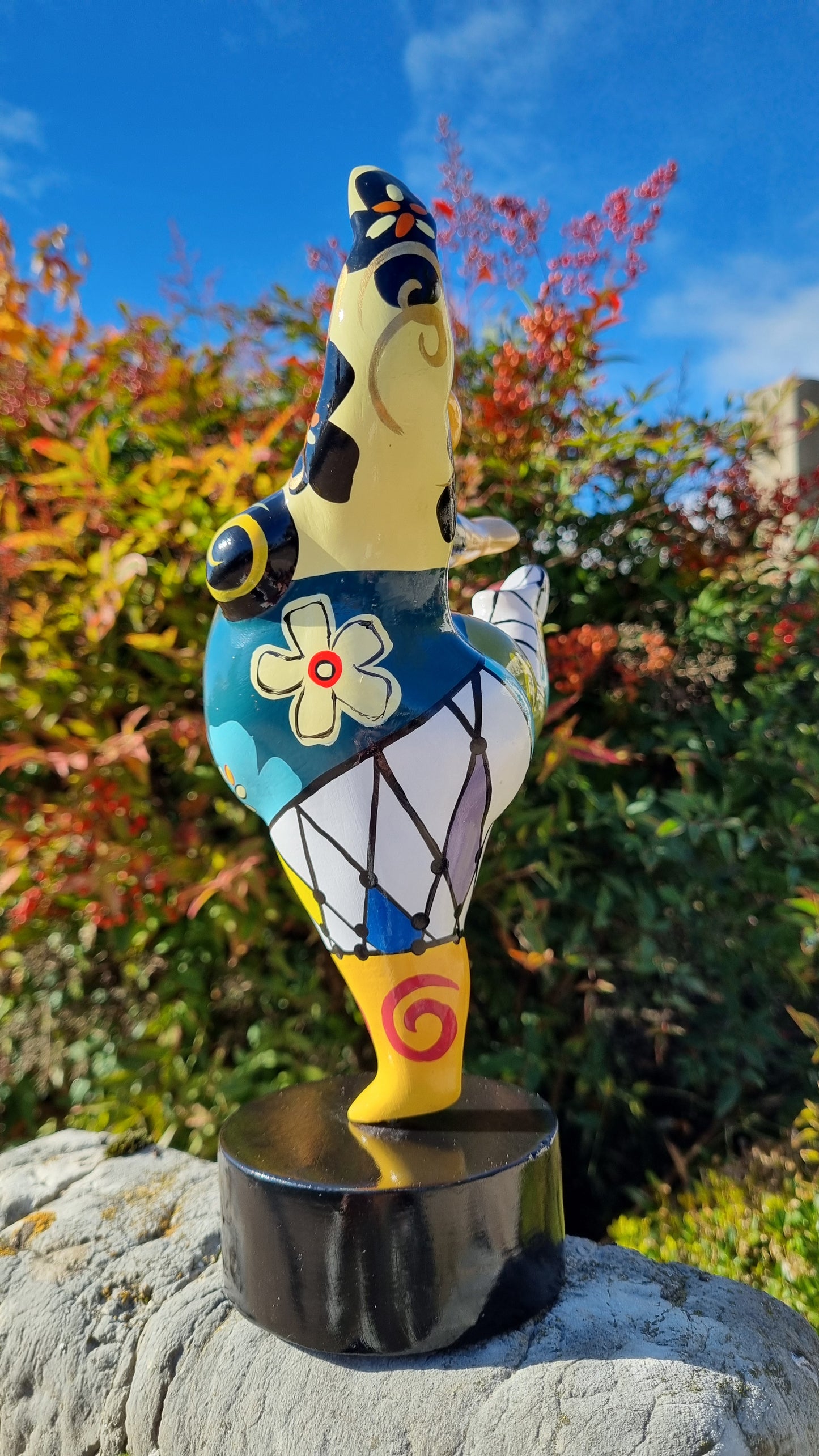 Statue de femme danseuse ronde style Nana, en résine dorée et multicolore. Hauteur 28 centimètres