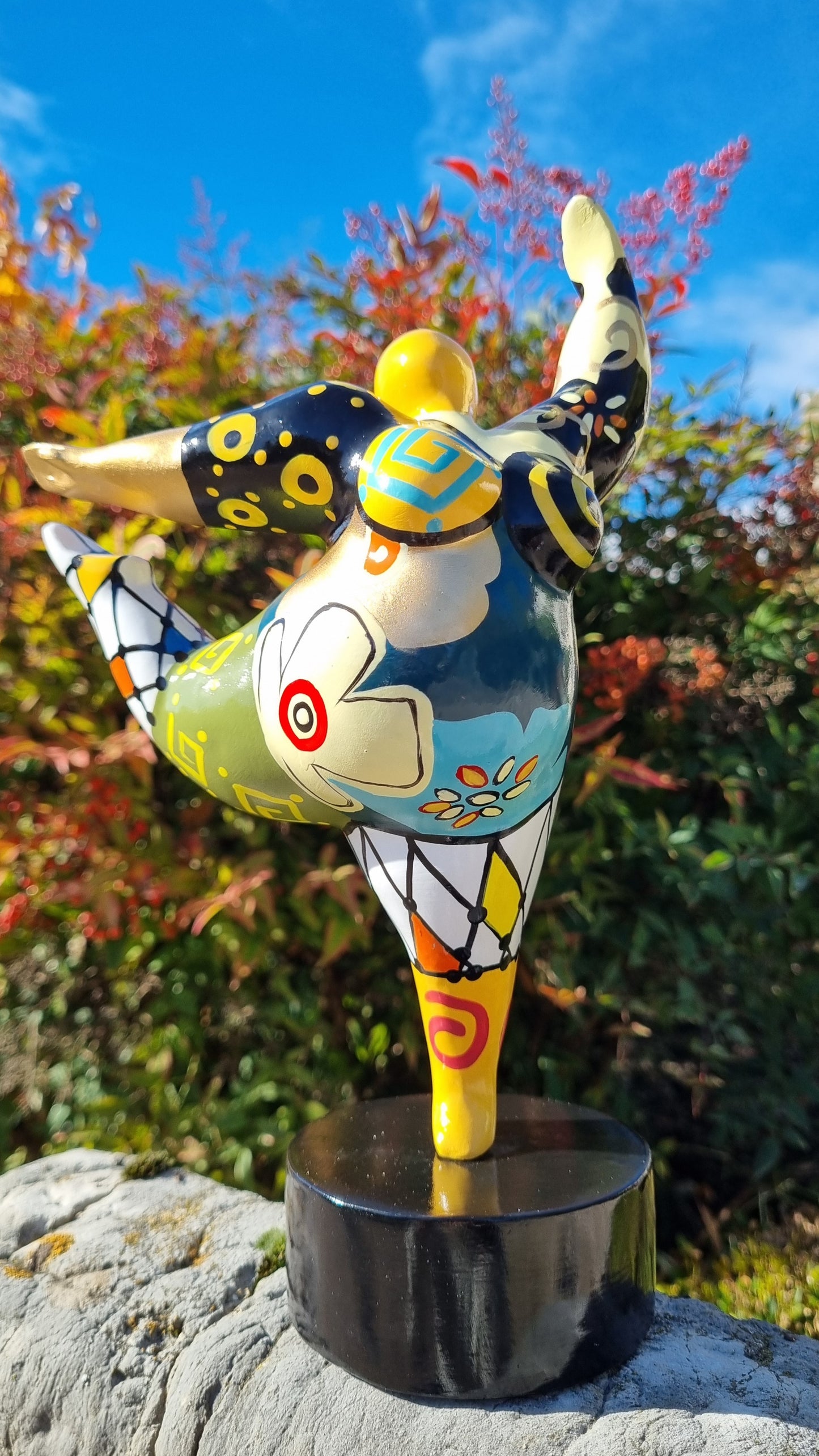 Statue de femme danseuse ronde style Nana, en résine dorée et multicolore. Hauteur 28 centimètres