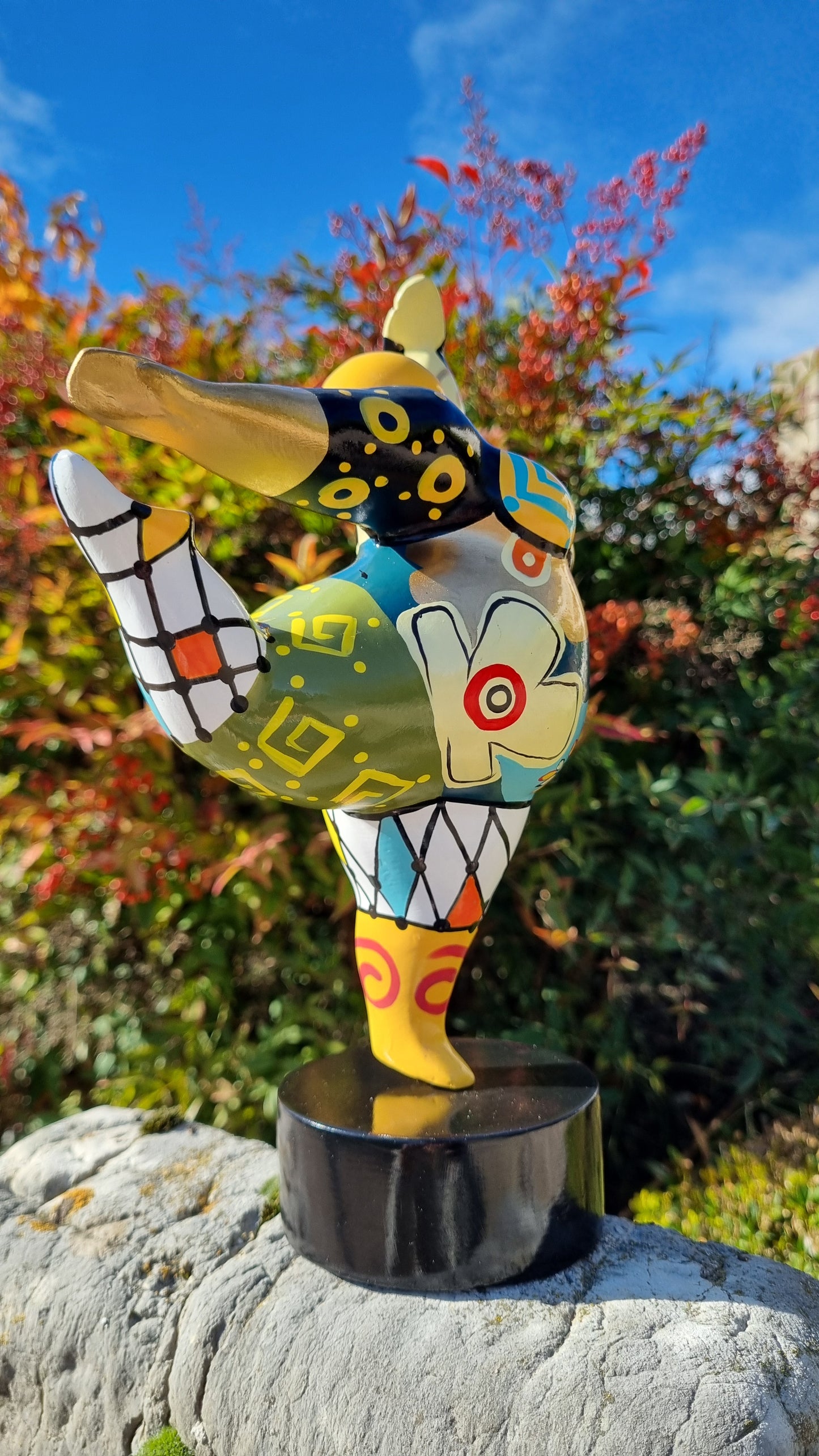 Statue de femme danseuse ronde style Nana, en résine dorée et multicolore. Hauteur 28 centimètres