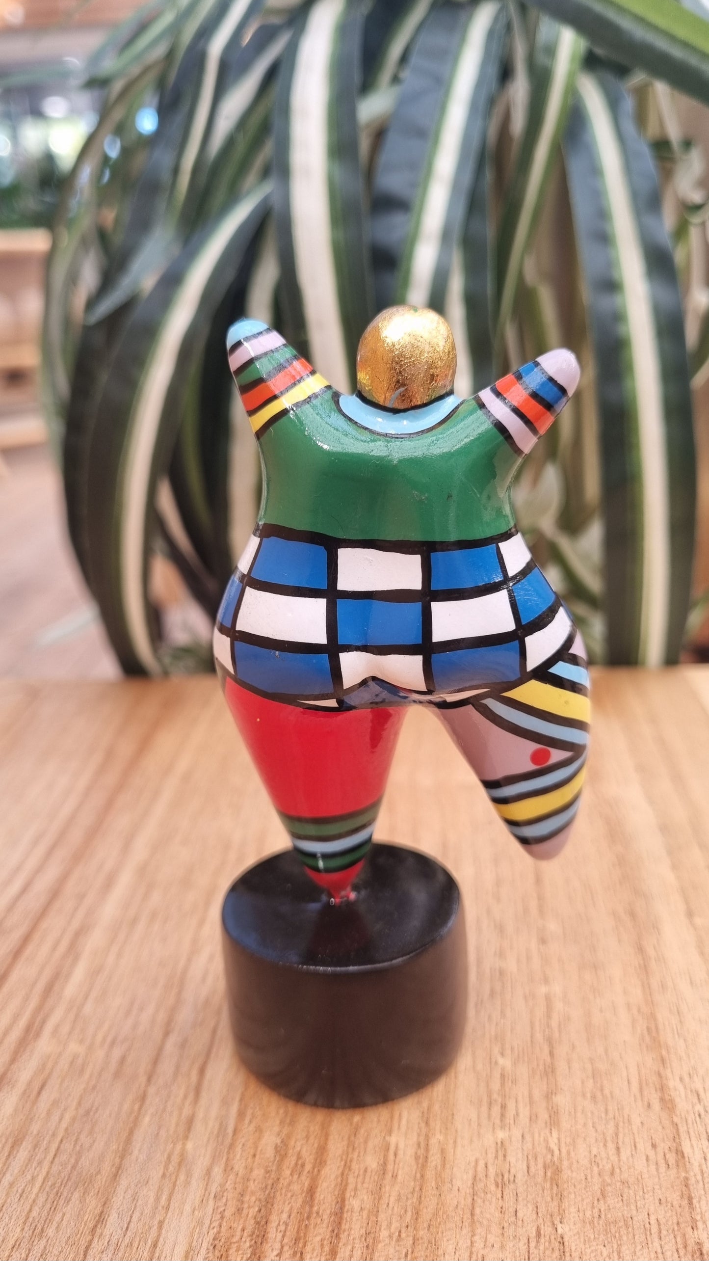 Statue woman style "Nana", multicolored resin. Height 4'7 inches (12 centimeters)