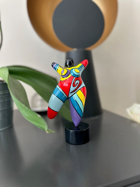 Statue de femme danseuse joyeuse, style contemporain, résine multicolore. Hauteur 17 centimètres