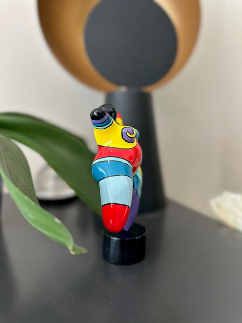 Statue de femme danseuse joyeuse, style contemporain, résine multicolore. Hauteur 17 centimètres