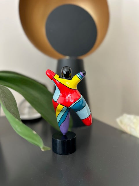 Statue de femme danseuse joyeuse, style contemporain, résine multicolore. Hauteur 17 centimètres