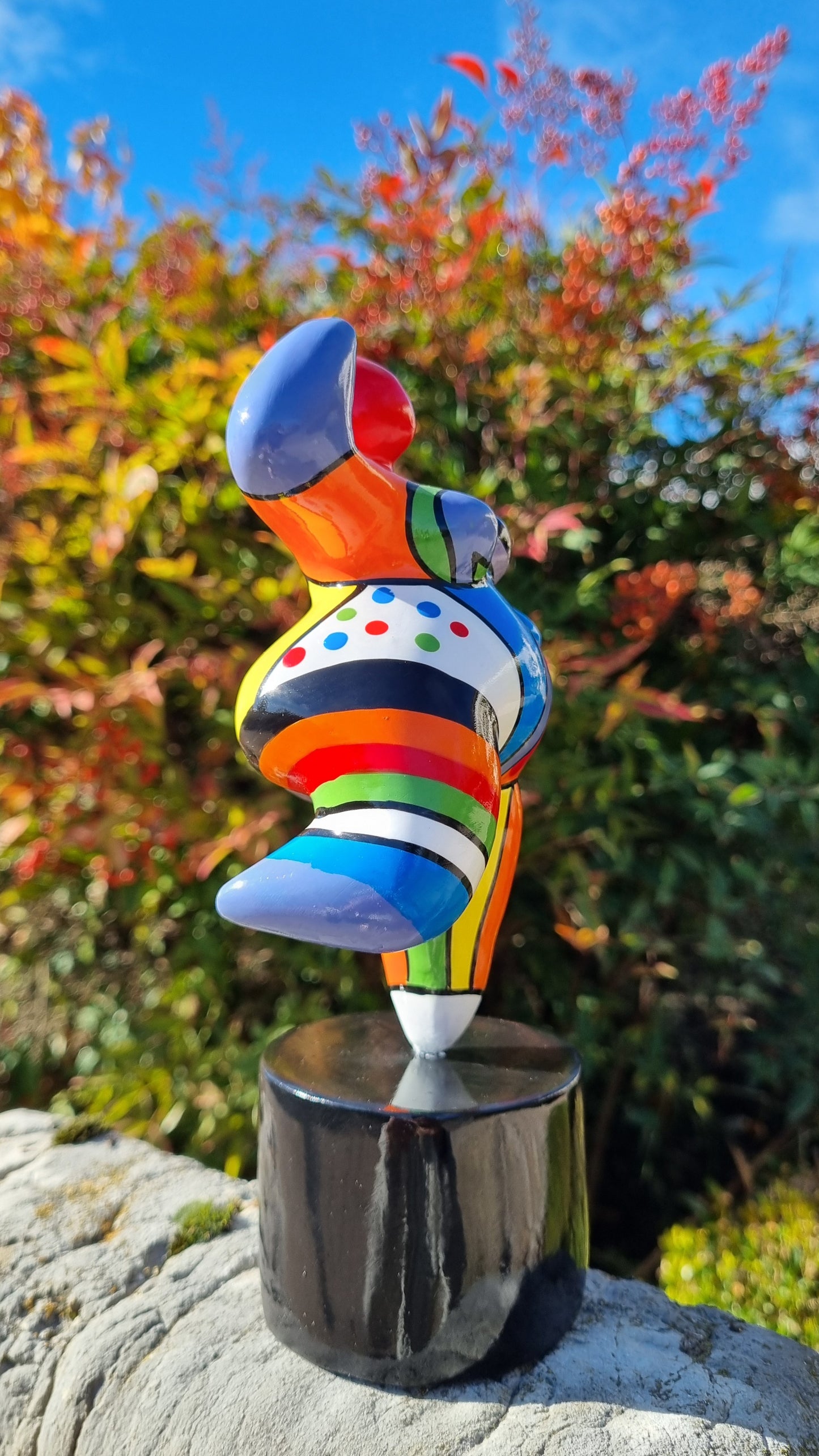 Statue de femme danseuse ronde style Nana, modèle "Dolly" en résine multicolore. Hauteur 20 centimètres