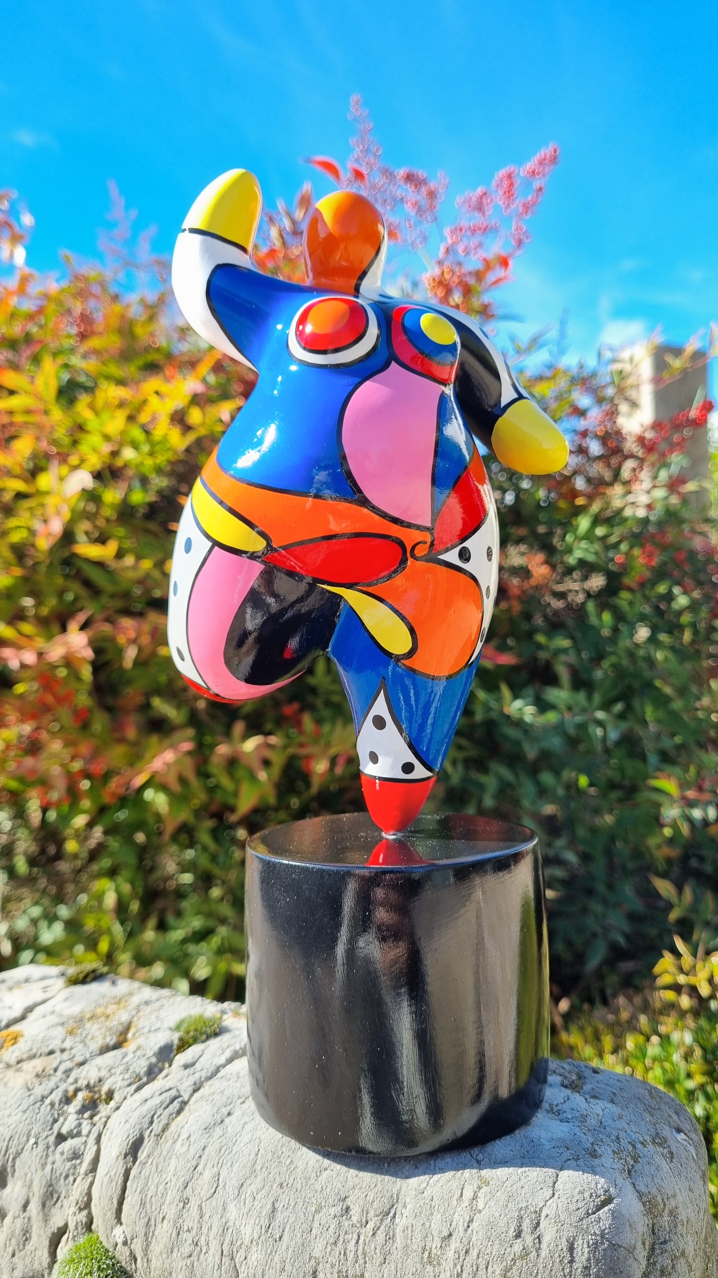 Statue de femme danseuse ronde style Nana, modèle "Dolly" en résine orange et multicolore. Hauteur 25 centimètres