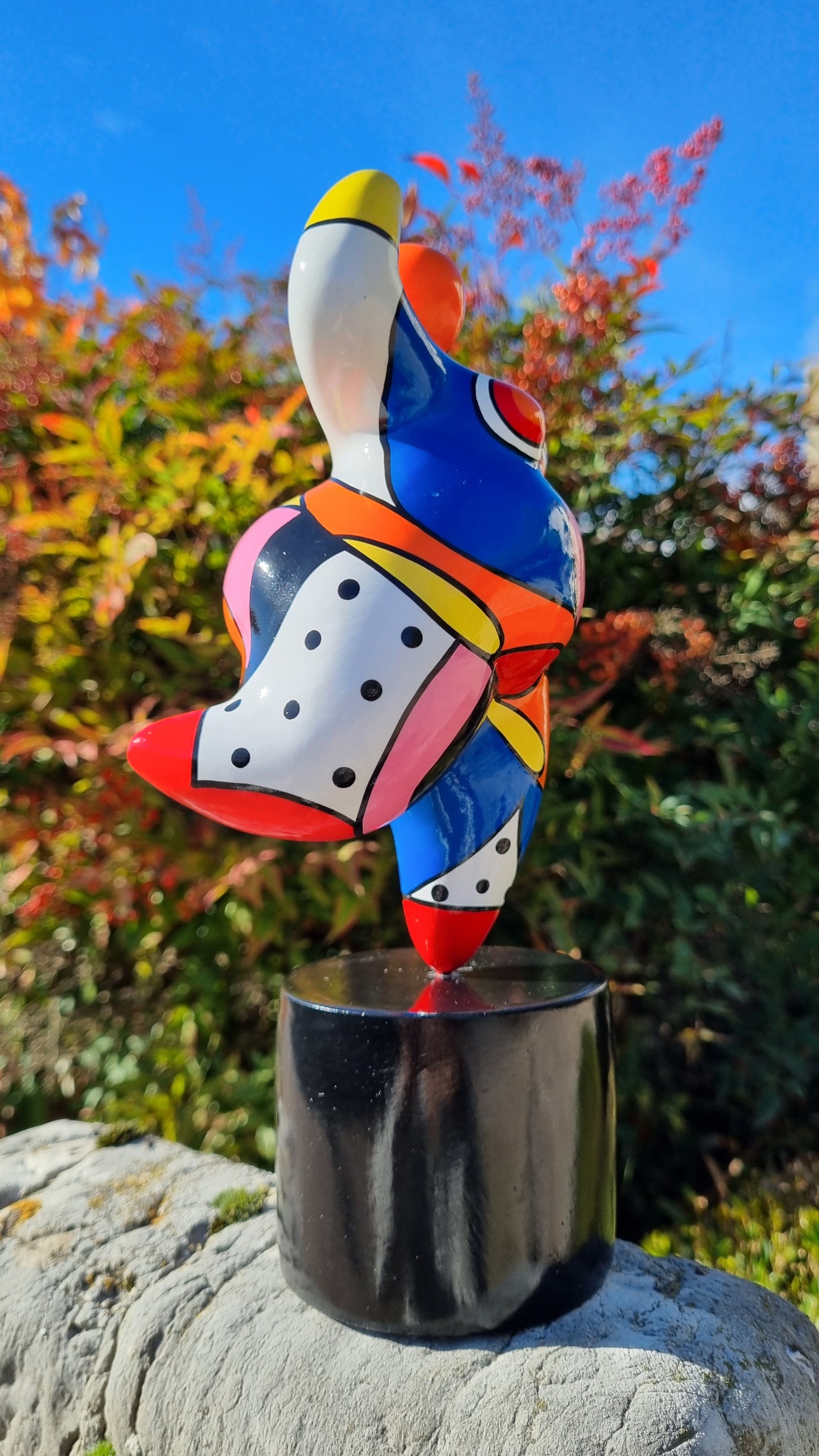 Statue de femme danseuse ronde style Nana, modèle "Dolly" en résine orange et multicolore. Hauteur 20 centimètres