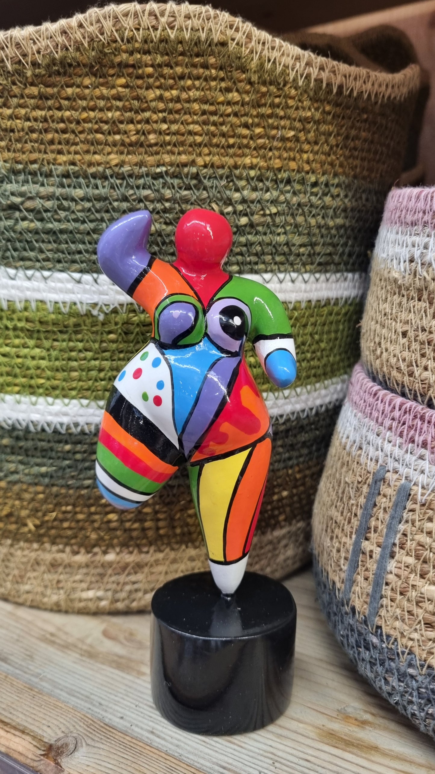 Sculpture of round & Curvy woman, multicolored resin. Height 15 centimeters