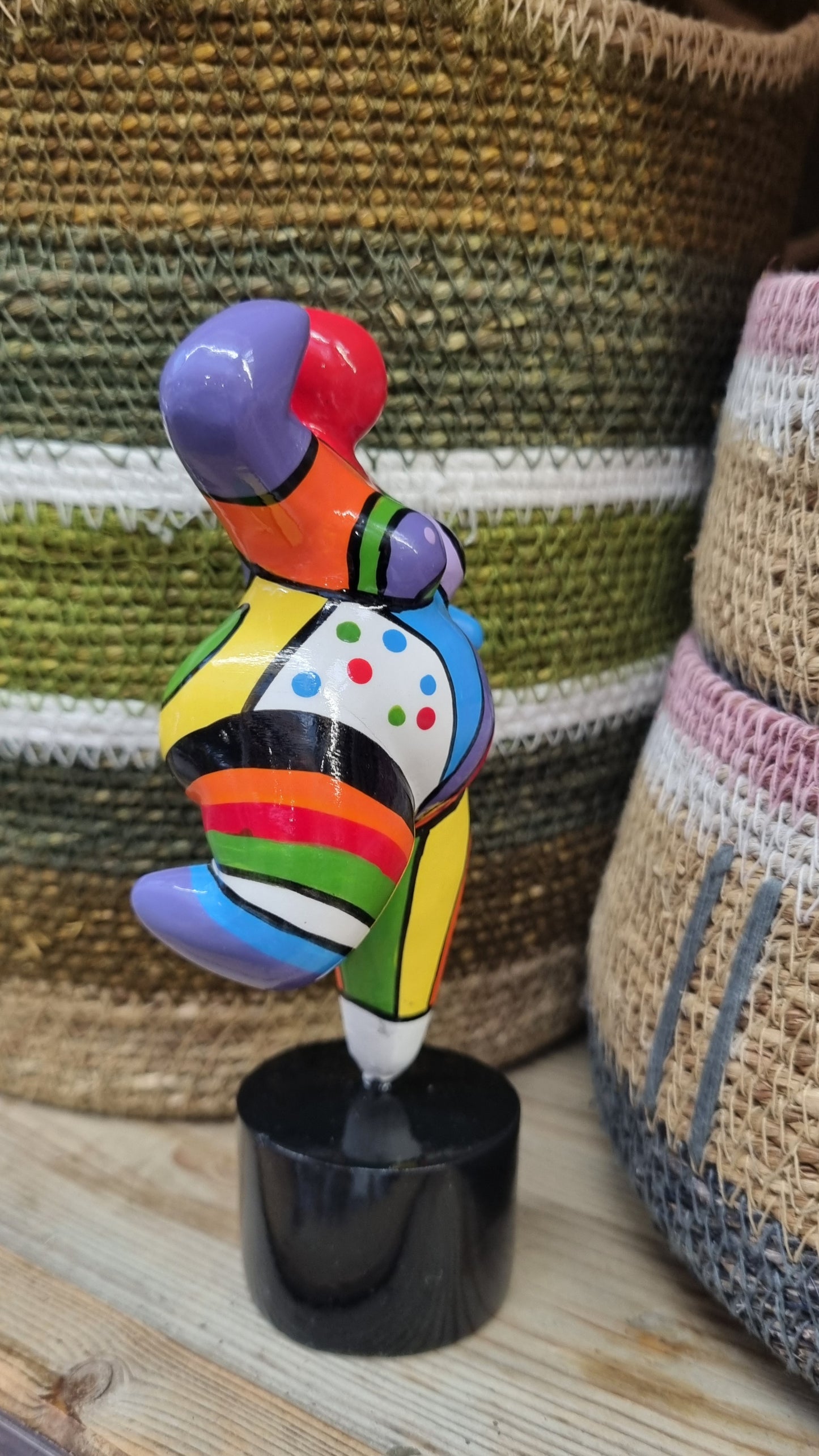 Sculpture of round & Curvy woman, multicolored resin. Height 15 centimeters