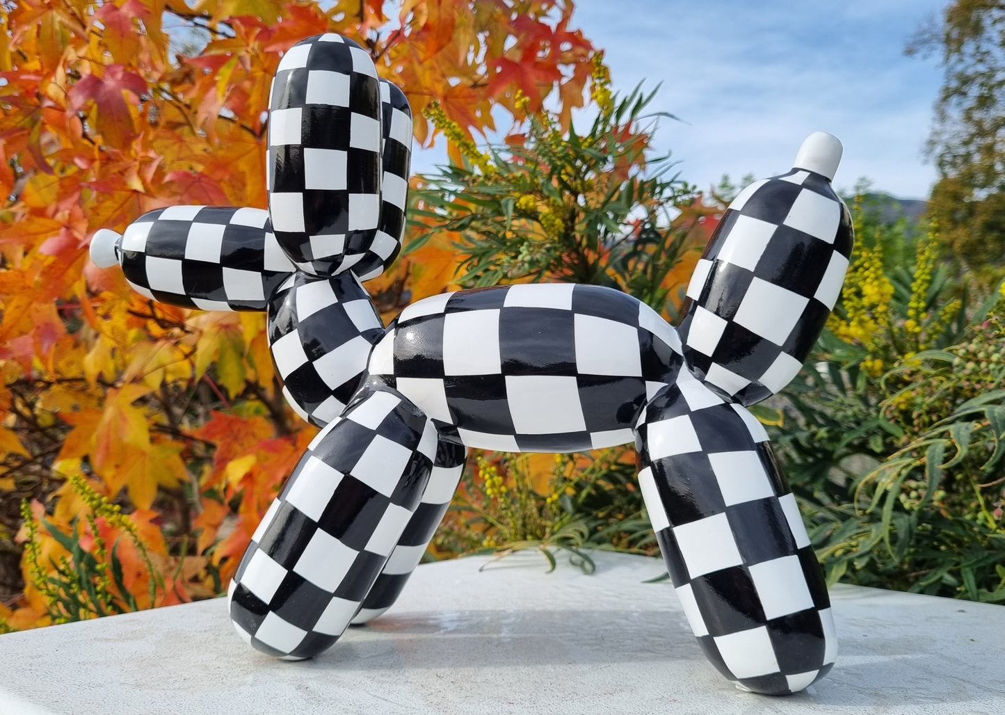 Large "Balloon" dog statue in resin, black and white tiles. Length 30 centimeters and height 28 centimeters