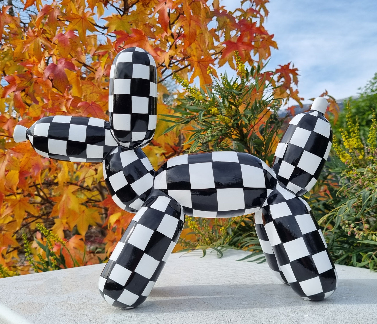Large "Balloon" dog statue in resin, black and white tiles. Length 30 centimeters and height 28 centimeters