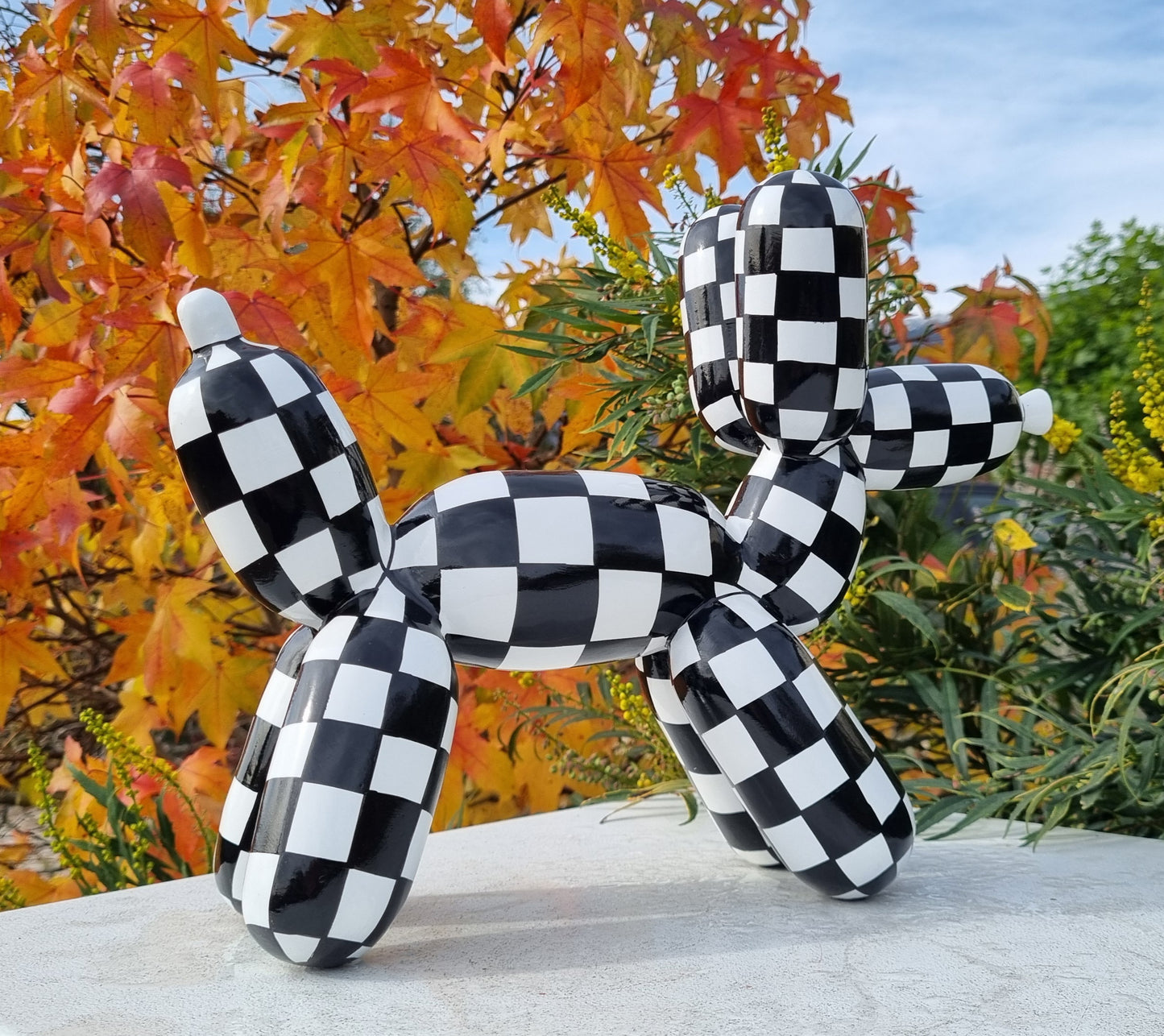 Large "Balloon" dog statue in resin, black and white tiles. Length 30 centimeters and height 28 centimeters