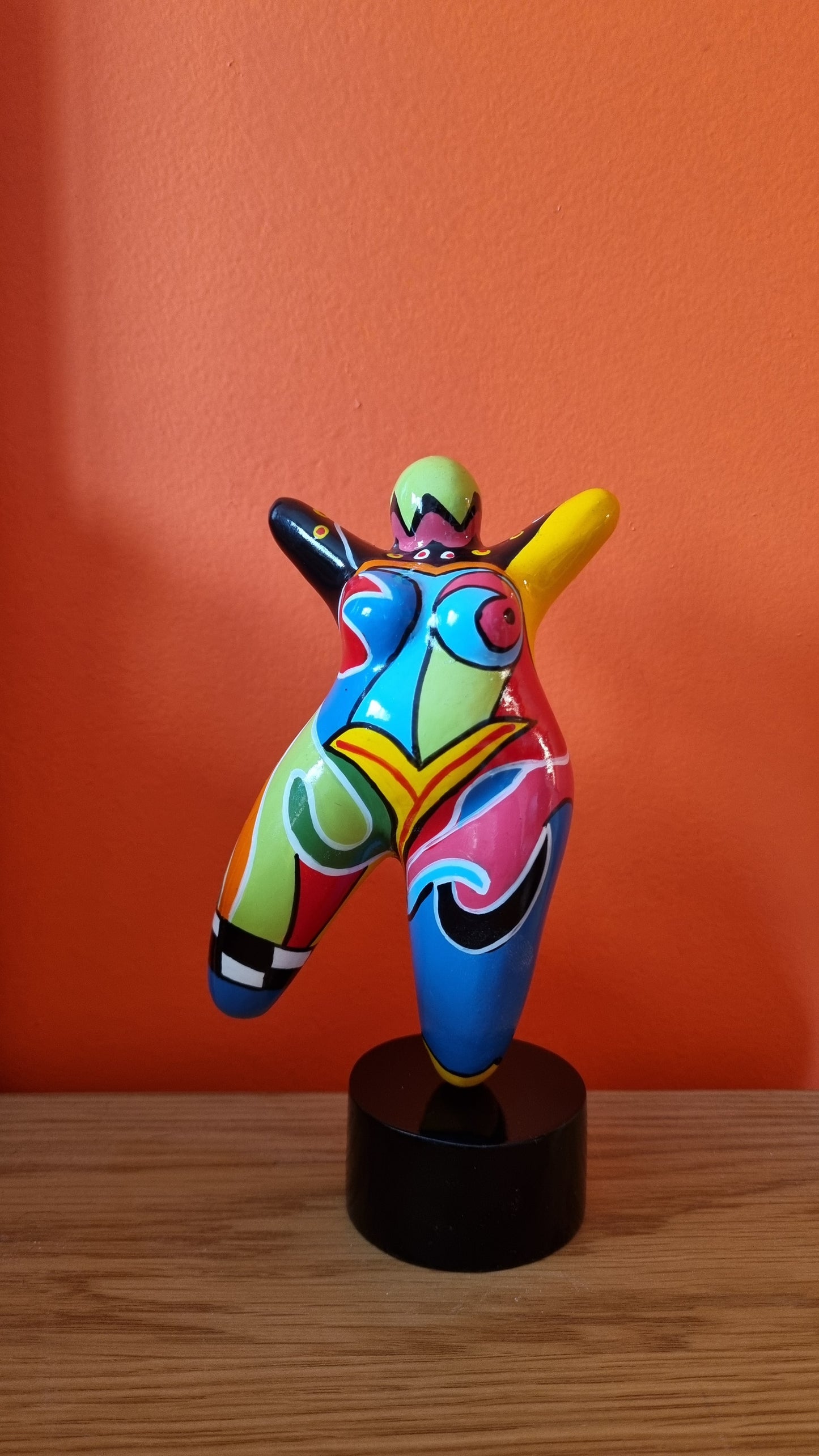 Statue de femme ronde danseuse, style Nana, en résine multicolore. Hauteur 17 centimètres