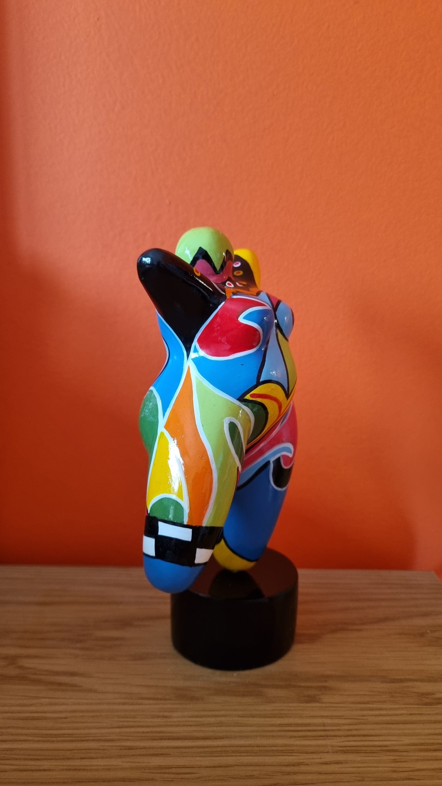 Statue de femme ronde danseuse, style Nana, en résine multicolore. Hauteur 17 centimètres