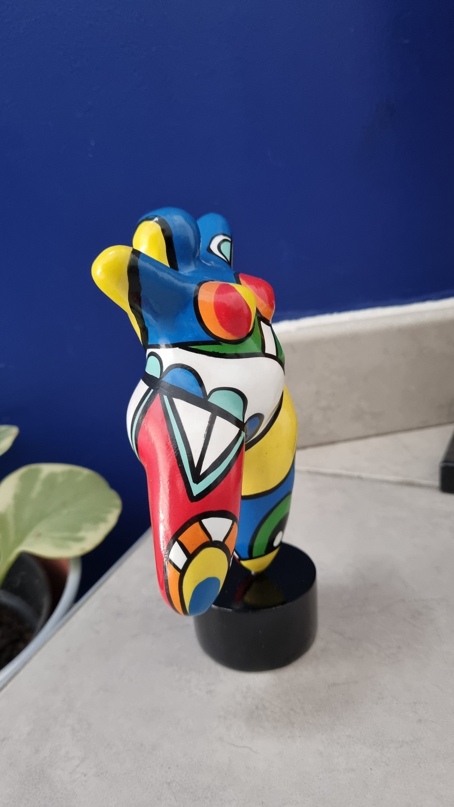 Sculpture of round & Curvy woman, multicolored resin. Height 17 centimeters 
