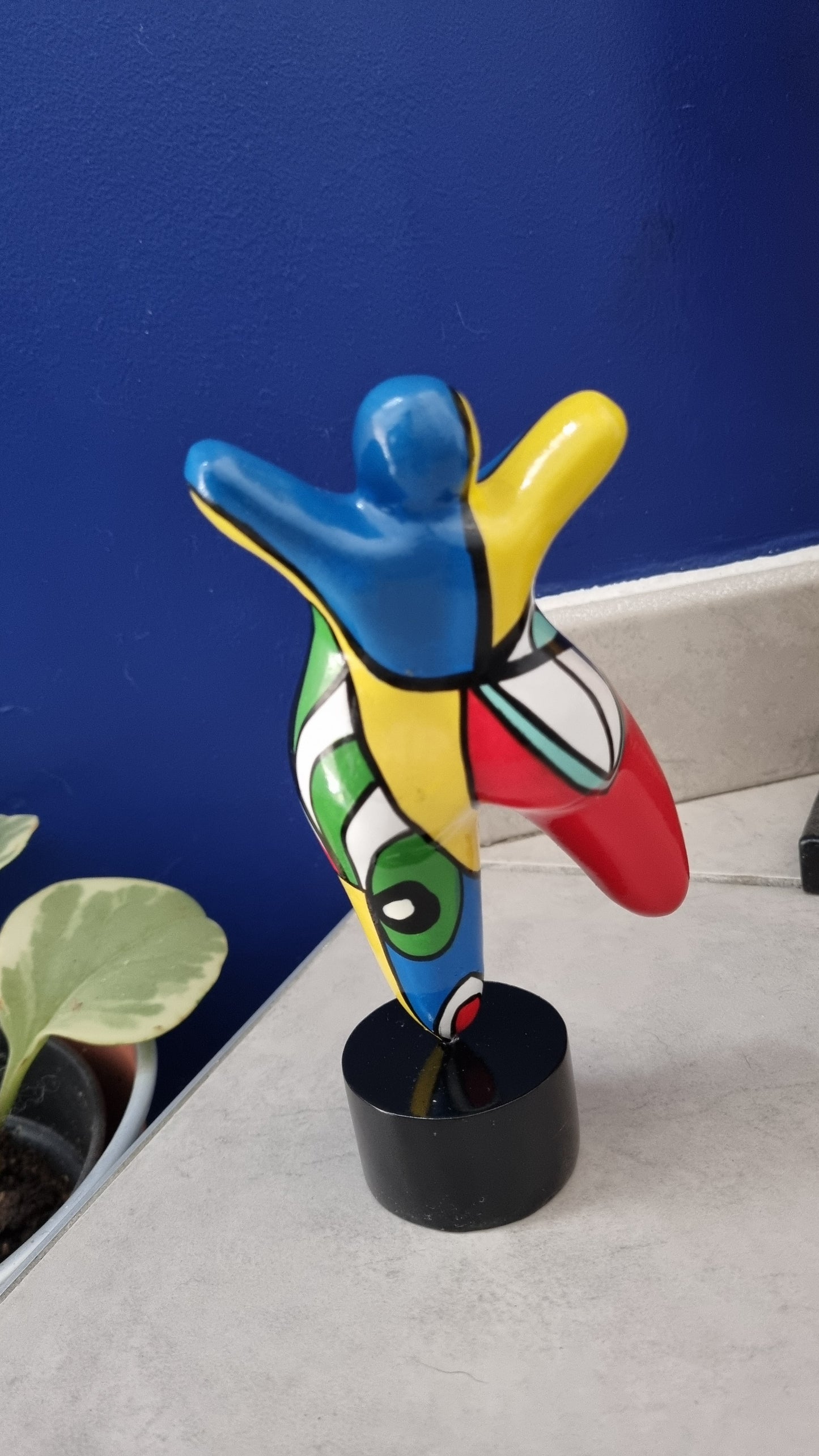 Sculpture of round & Curvy woman, multicolored resin. Height 17 centimeters 