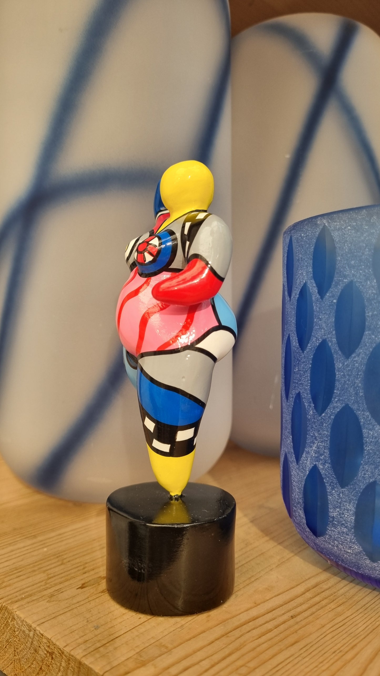 Statue de femme en résine multicolore. Hauteur 15 centimètres